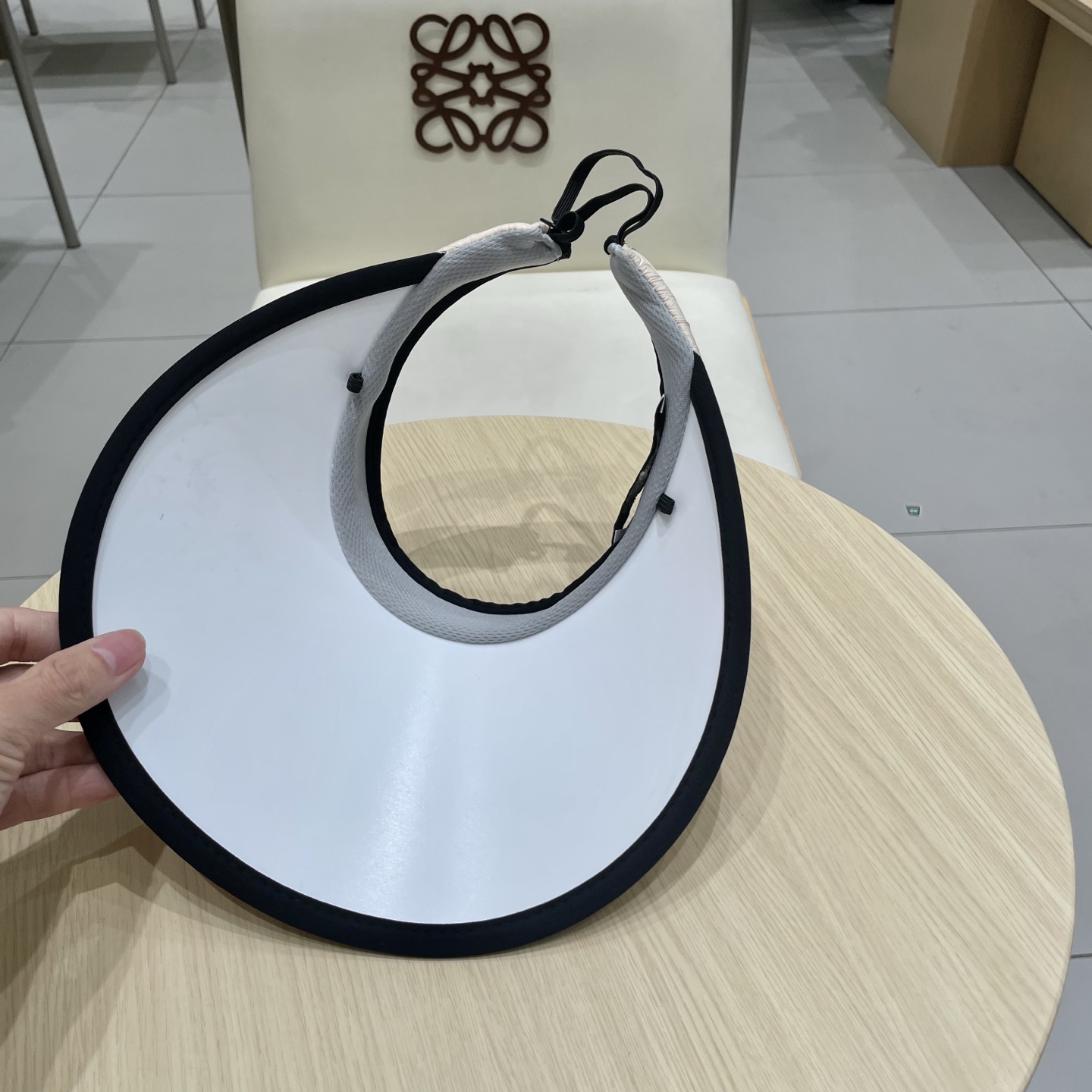  香奈儿新款空顶帽
甜美风
💙帽子整体因为是空顶的所以夏天不会有闷头的感觉并且不挑发型 脸型！防晒效果不