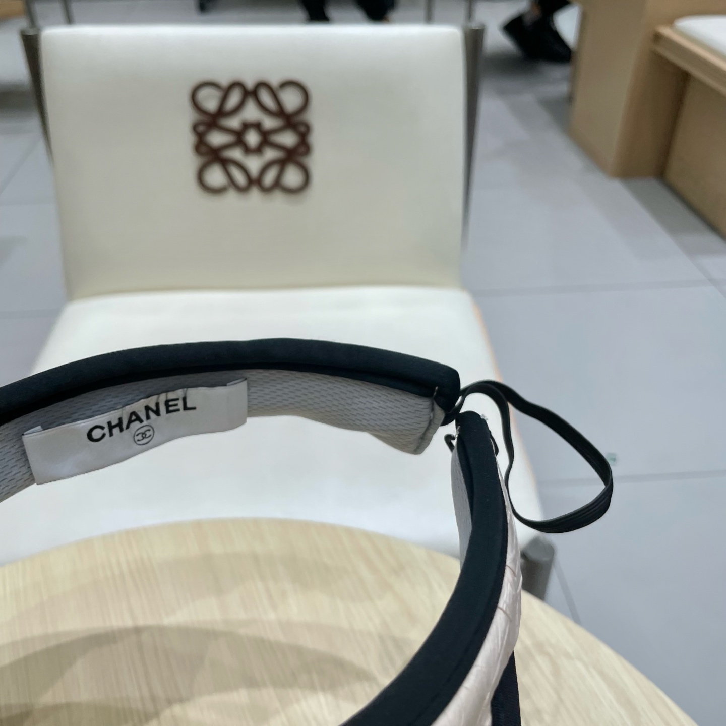  香奈儿新款空顶帽
甜美风
💙帽子整体因为是空顶的所以夏天不会有闷头的感觉并且不挑发型 脸型！防晒效果不