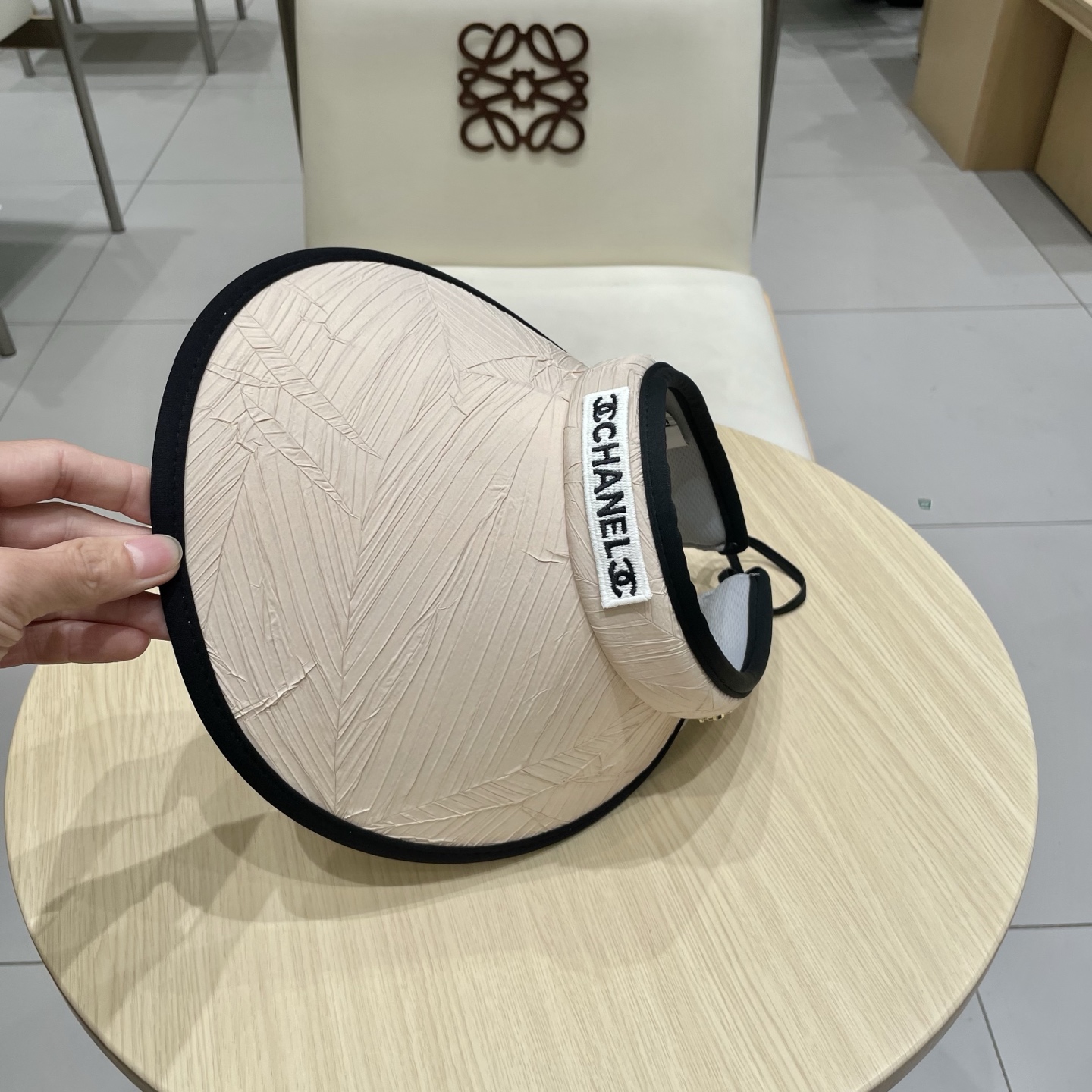  香奈儿新款空顶帽
甜美风
💙帽子整体因为是空顶的所以夏天不会有闷头的感觉并且不挑发型 脸型！防晒效果不