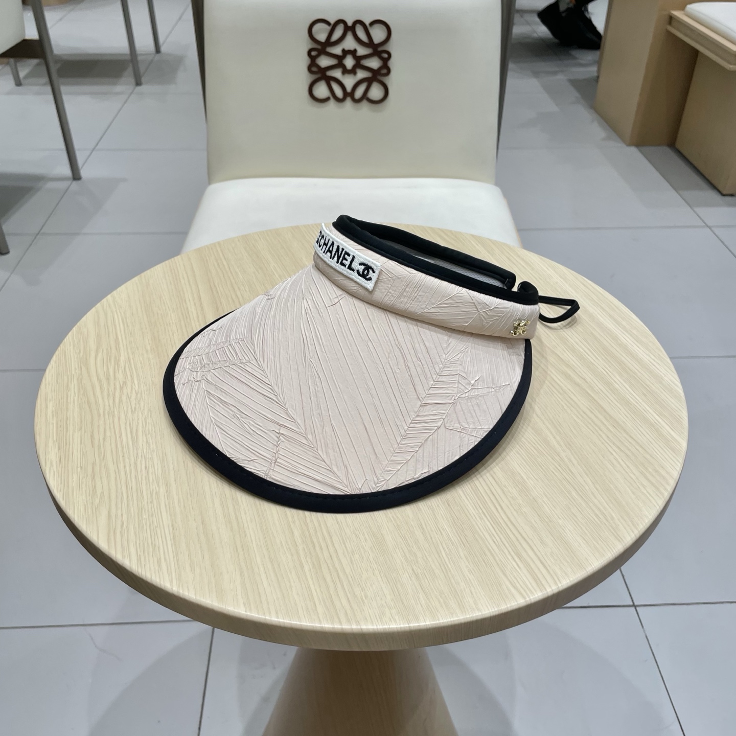  香奈儿新款空顶帽
甜美风
💙帽子整体因为是空顶的所以夏天不会有闷头的感觉并且不挑发型 脸型！防晒效果不