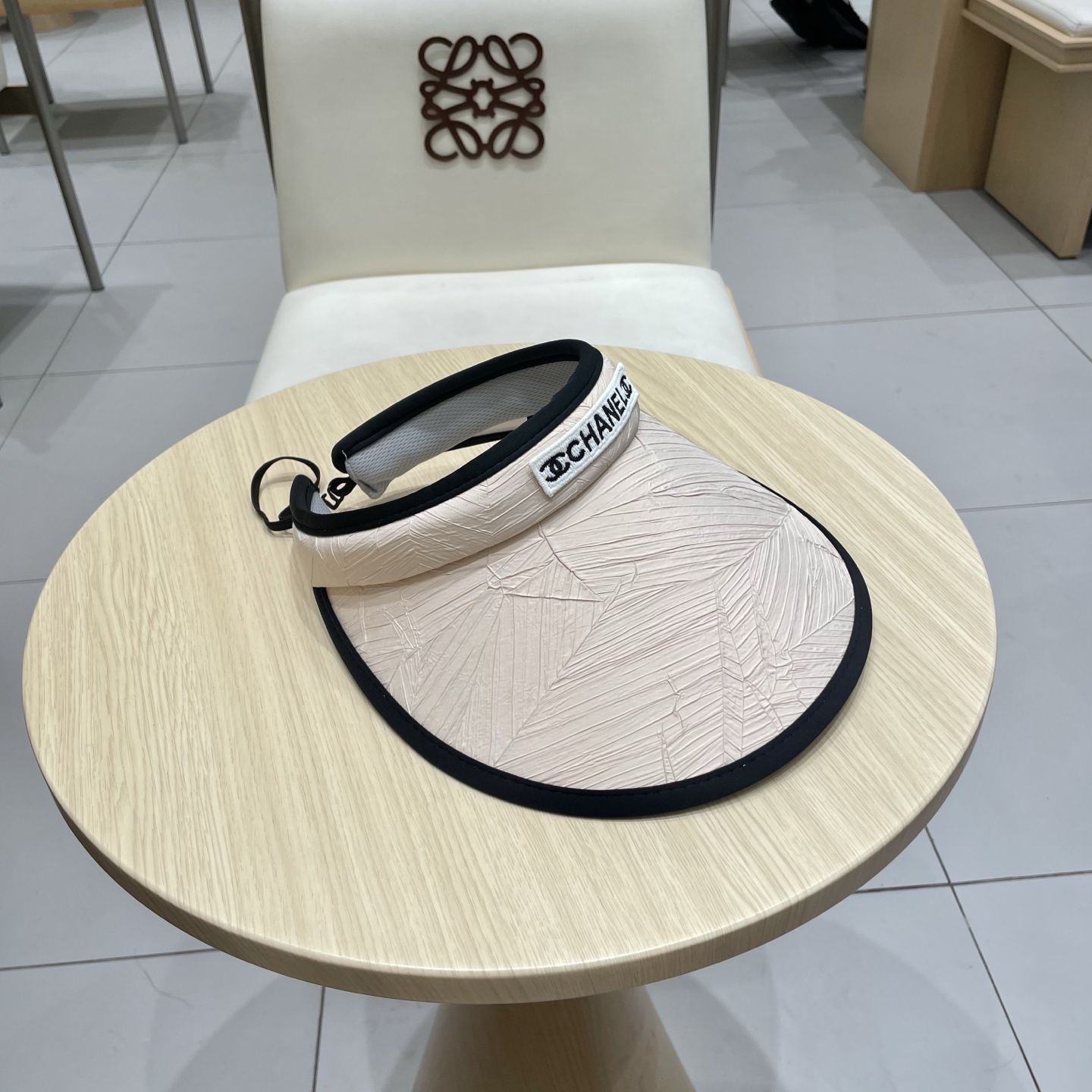  香奈儿新款空顶帽
甜美风
💙帽子整体因为是空顶的所以夏天不会有闷头的感觉并且不挑发型 脸型！防晒效果不