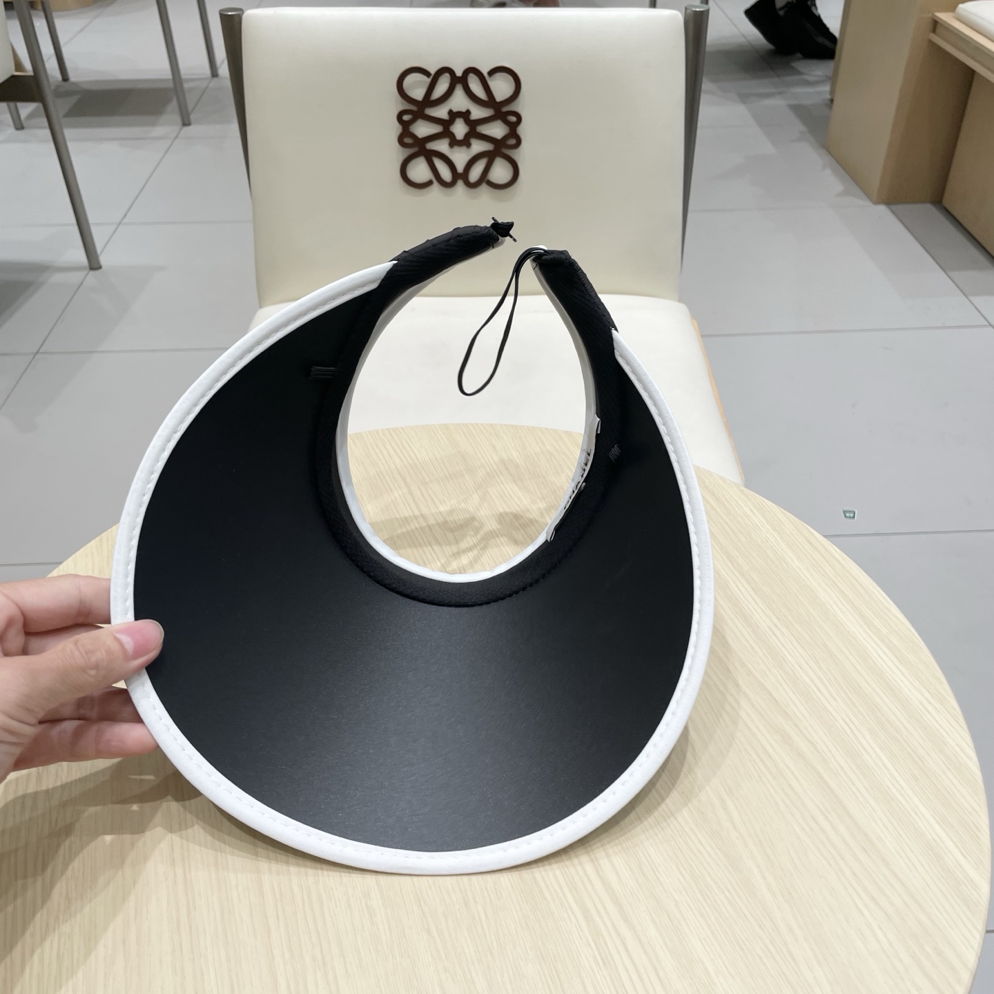  香奈儿新款空顶帽
甜美风
💙帽子整体因为是空顶的所以夏天不会有闷头的感觉并且不挑发型 脸型！防晒效果不