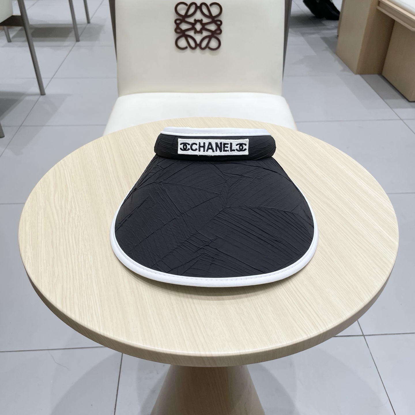  香奈儿新款空顶帽
甜美风
💙帽子整体因为是空顶的所以夏天不会有闷头的感觉并且不挑发型 脸型！防晒效果不