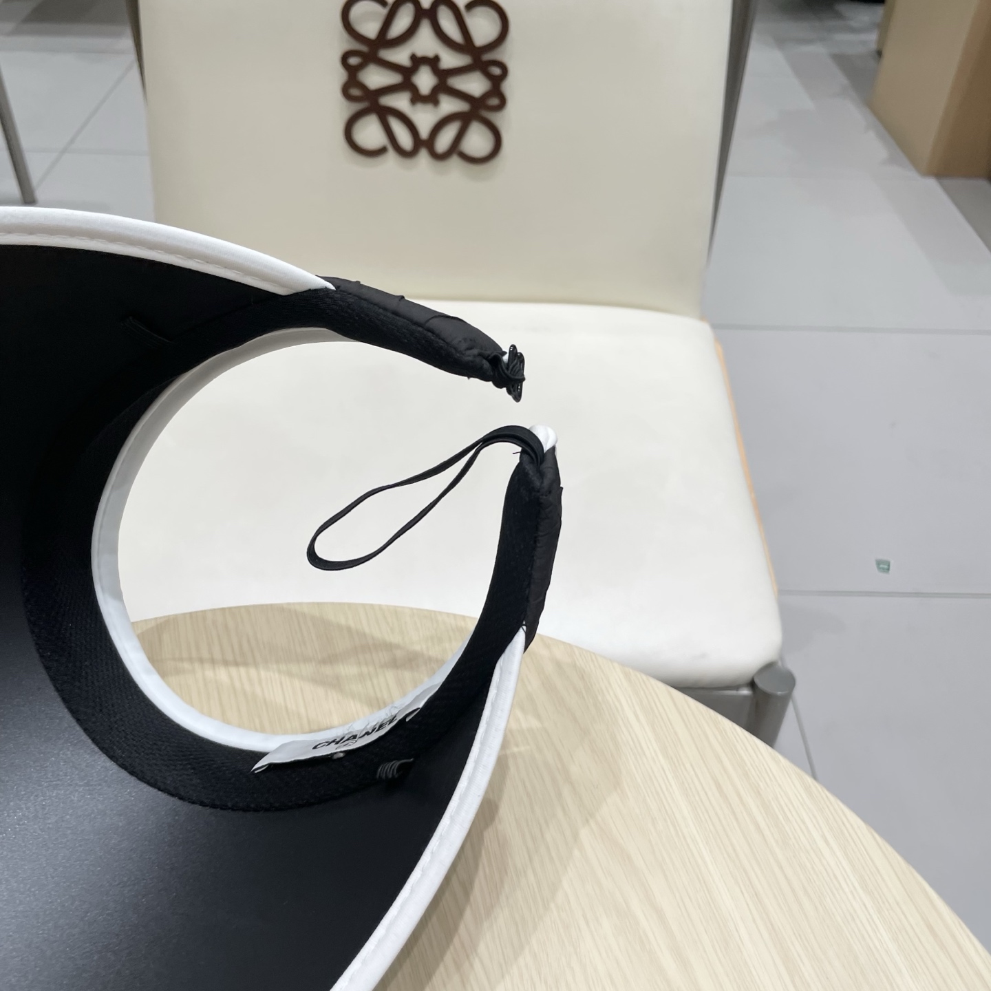  香奈儿新款空顶帽
甜美风
💙帽子整体因为是空顶的所以夏天不会有闷头的感觉并且不挑发型 脸型！防晒效果不