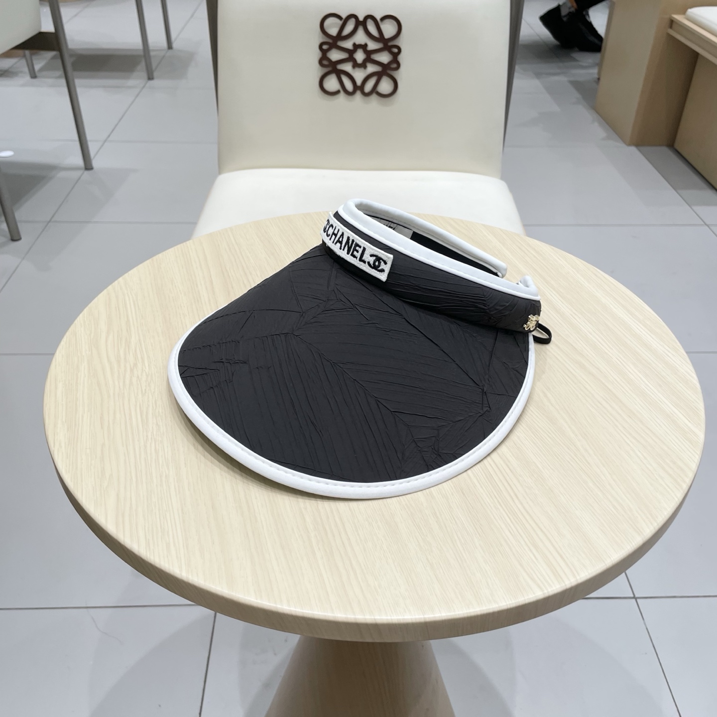  香奈儿新款空顶帽
甜美风
💙帽子整体因为是空顶的所以夏天不会有闷头的感觉并且不挑发型 脸型！防晒效果不