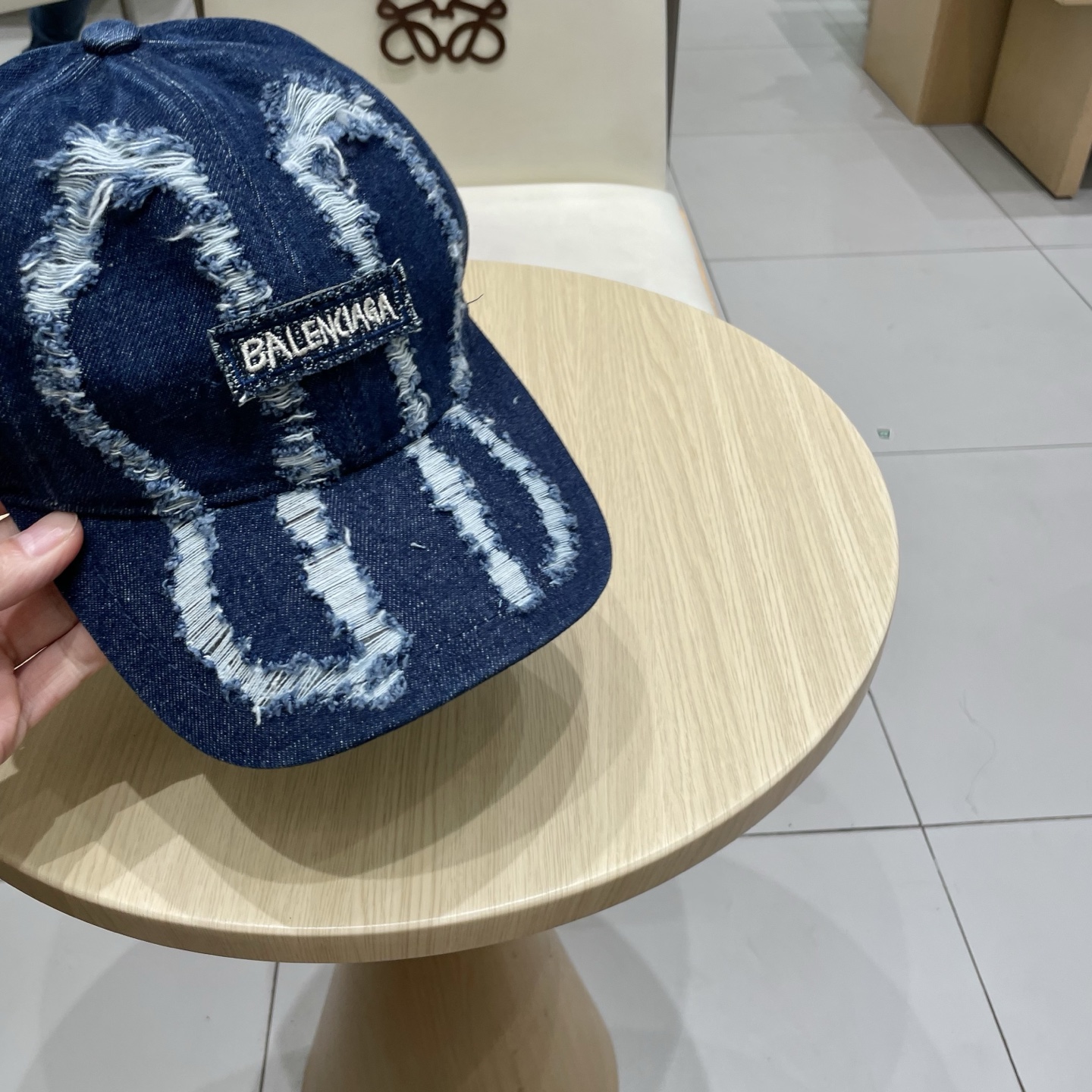 BALENCIAGA巴黎世家新款logo棒球帽，很酷的色系，男女佩戴都有不同style，第一批抢先出货！