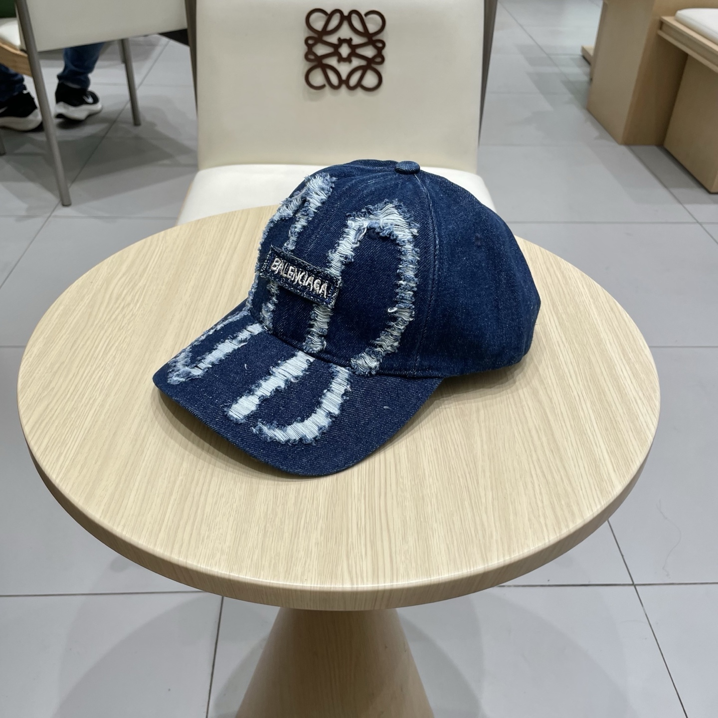 BALENCIAGA巴黎世家新款logo棒球帽，很酷的色系，男女佩戴都有不同style，第一批抢先出货！