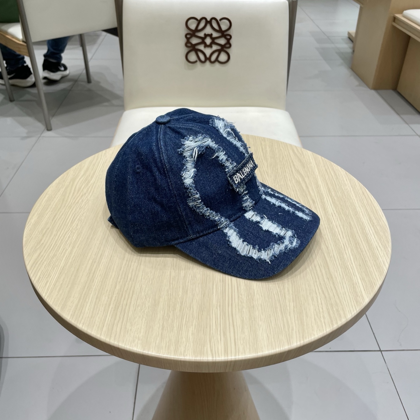 BALENCIAGA巴黎世家新款logo棒球帽，很酷的色系，男女佩戴都有不同style，第一批抢先出货！