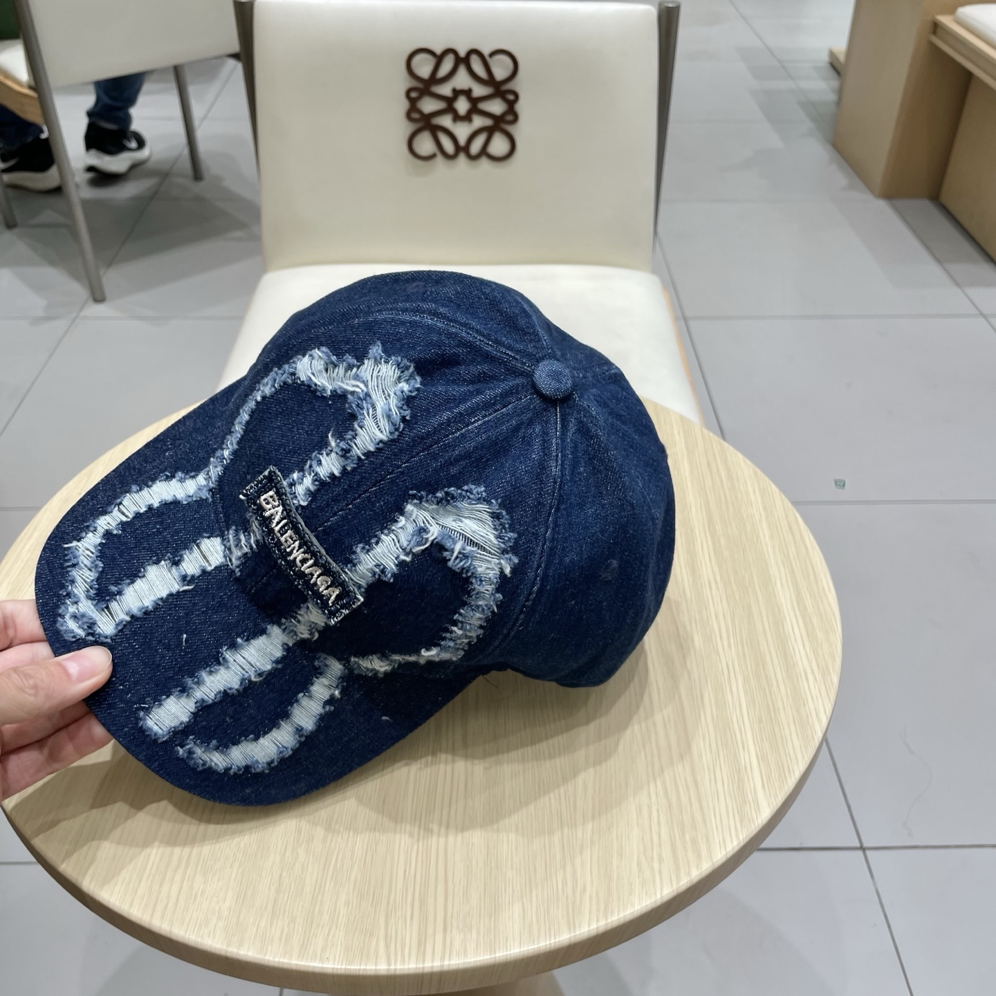 BALENCIAGA巴黎世家新款logo棒球帽，很酷的色系，男女佩戴都有不同style，第一批抢先出货！