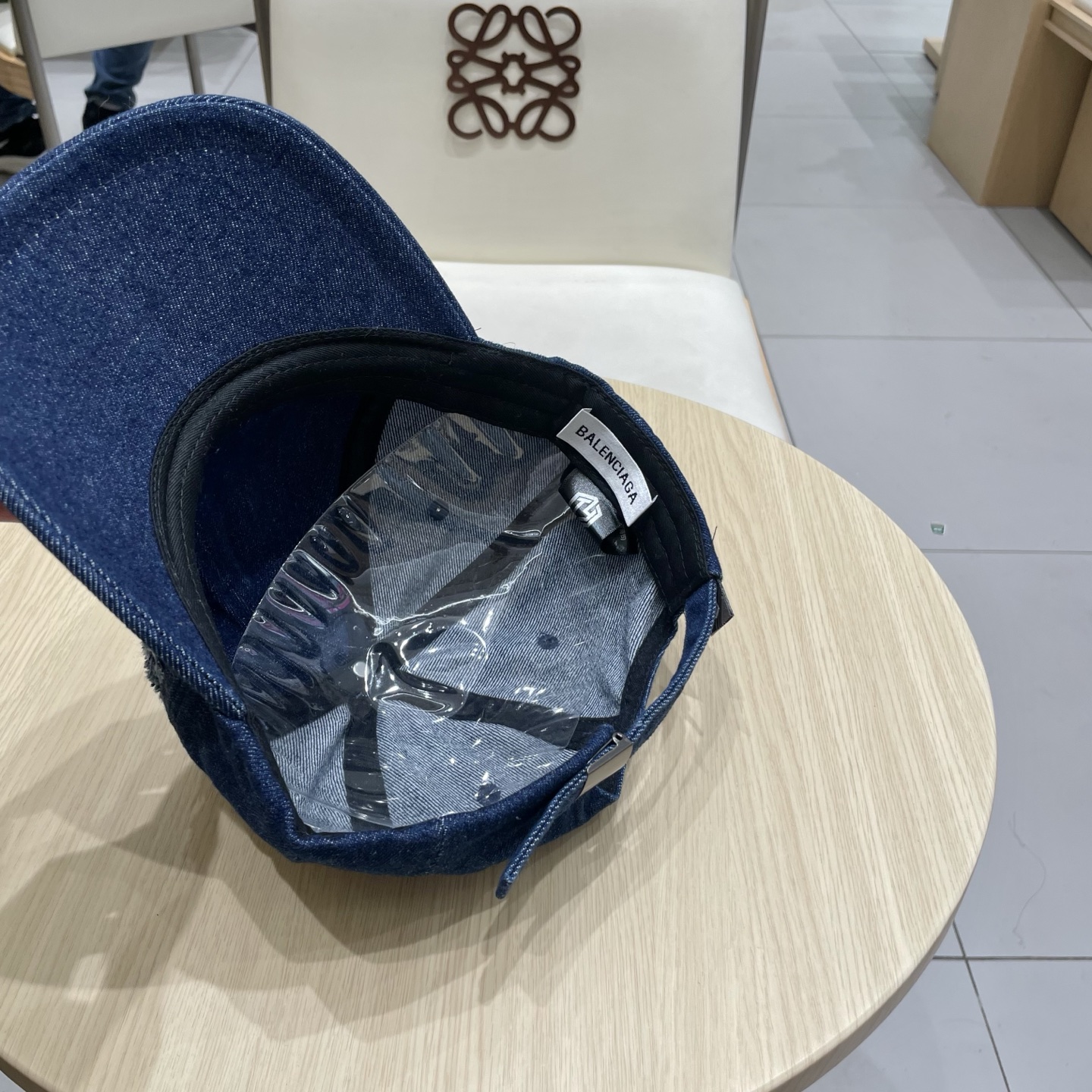 BALENCIAGA巴黎世家新款logo棒球帽，很酷的色系，男女佩戴都有不同style，第一批抢先出货！