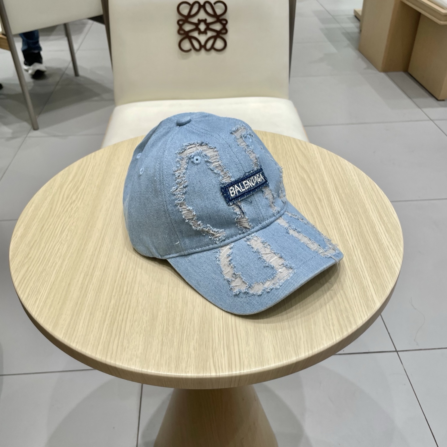 BALENCIAGA巴黎世家新款logo棒球帽，很酷的色系，男女佩戴都有不同style，第一批抢先出货！