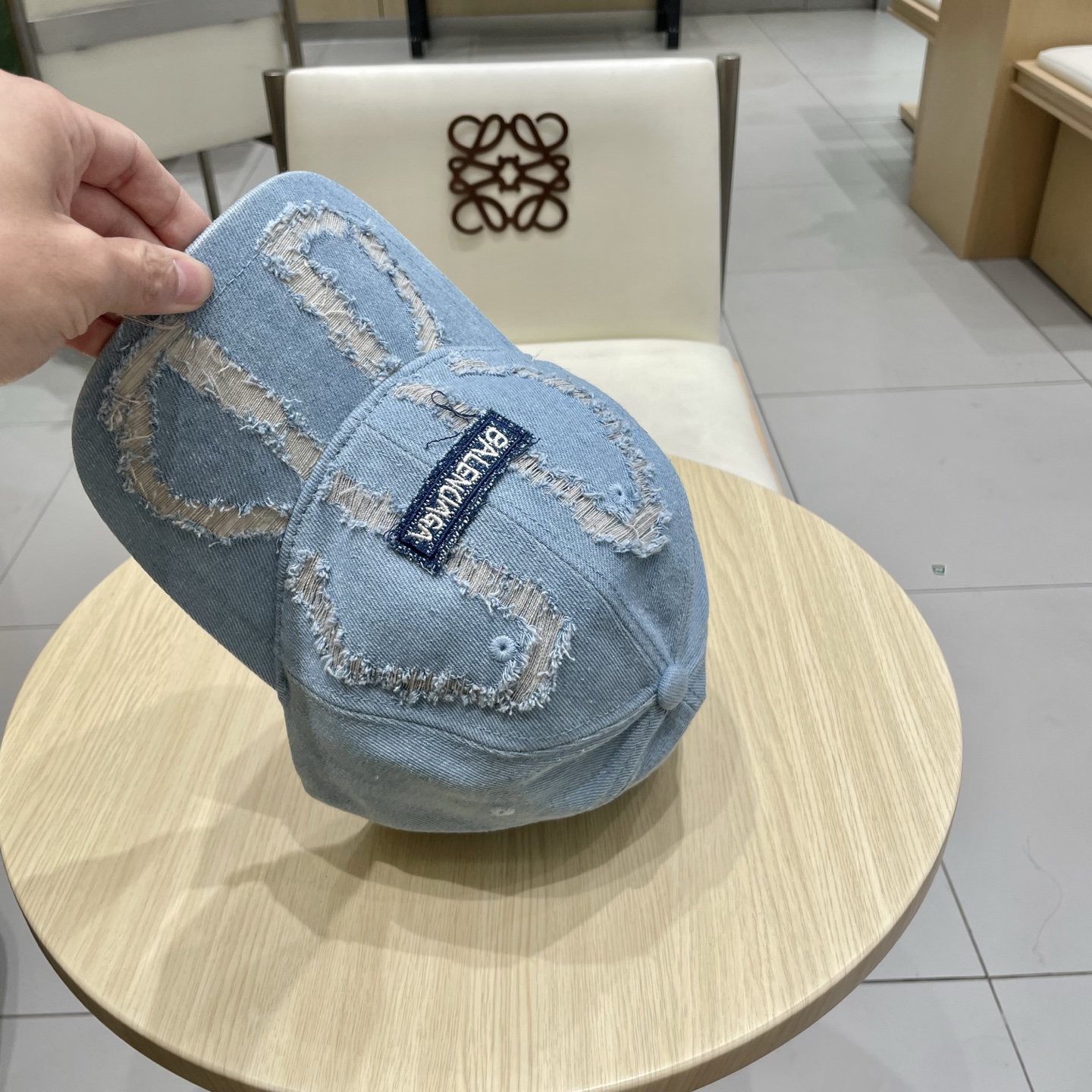 BALENCIAGA巴黎世家新款logo棒球帽，很酷的色系，男女佩戴都有不同style，第一批抢先出货！