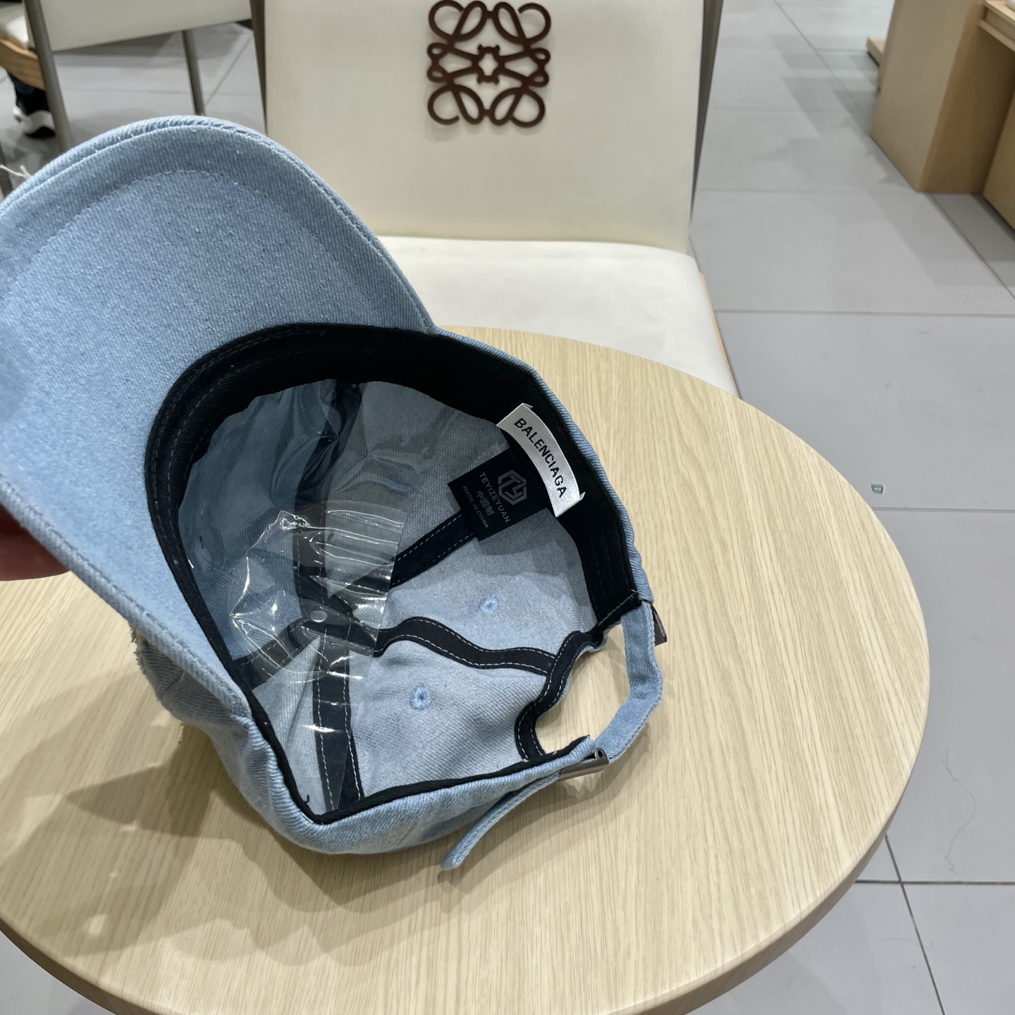 BALENCIAGA巴黎世家新款logo棒球帽，很酷的色系，男女佩戴都有不同style，第一批抢先出货！