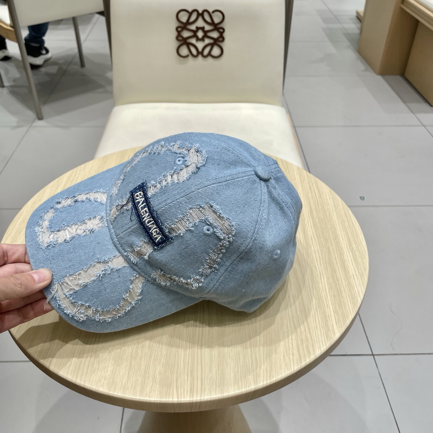 BALENCIAGA巴黎世家新款logo棒球帽，很酷的色系，男女佩戴都有不同style，第一批抢先出货！