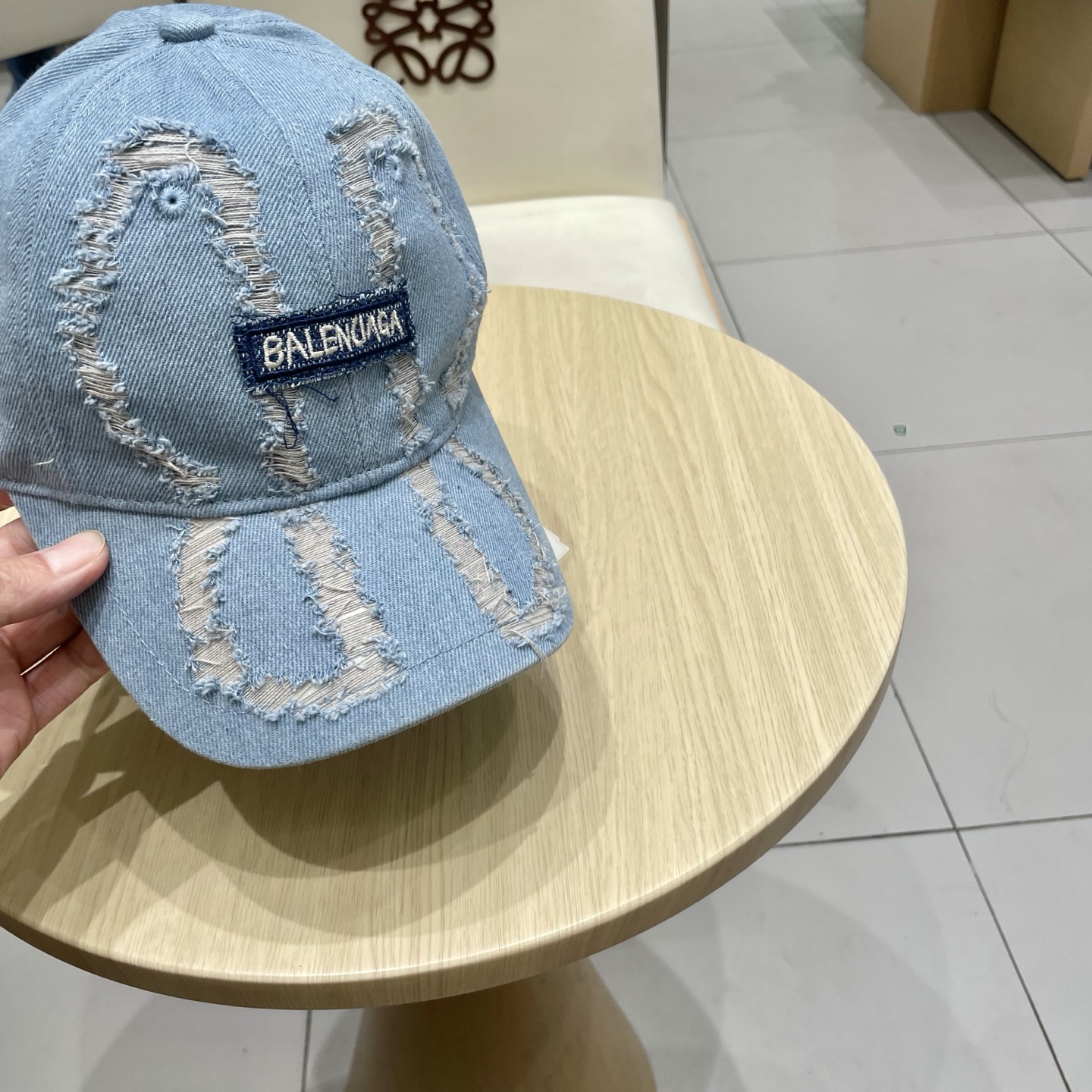 BALENCIAGA巴黎世家新款logo棒球帽，很酷的色系，男女佩戴都有不同style，第一批抢先出货！