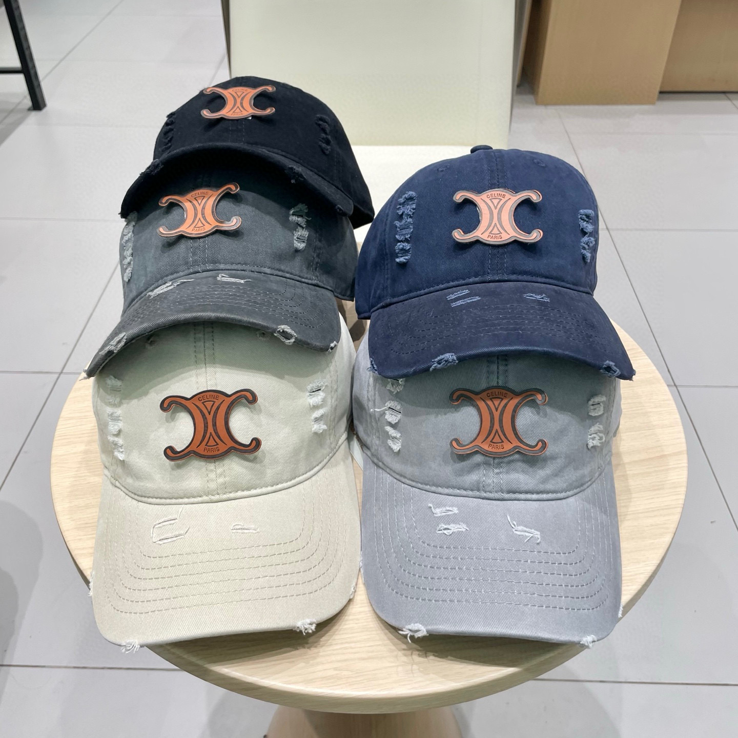   CELINE（塞琳）棒球帽🧢
必须要拥有这样一款帽子。
简简单单但很有辨识度 走在人群中一眼就能吸引