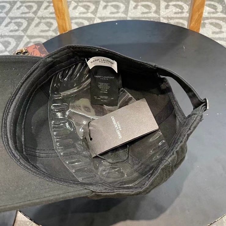  YSL圣罗兰 专柜同款原单 字母烫印棒球帽|韩系风
一款简单休闲风的棒球帽
是牛仔的款式 减龄百搭 适