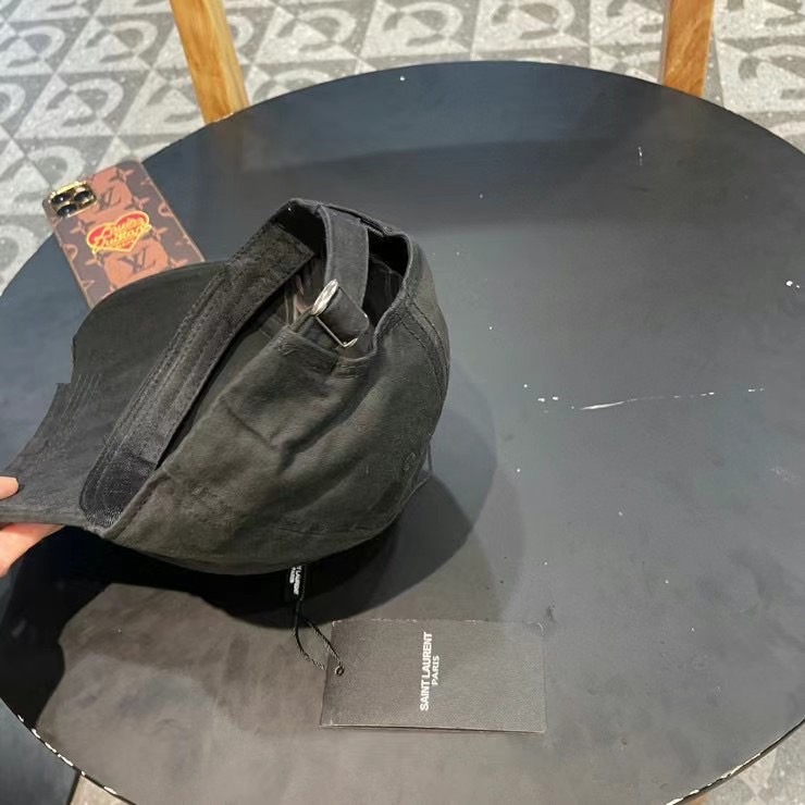  YSL圣罗兰 专柜同款原单 字母烫印棒球帽|韩系风
一款简单休闲风的棒球帽
是牛仔的款式 减龄百搭 适