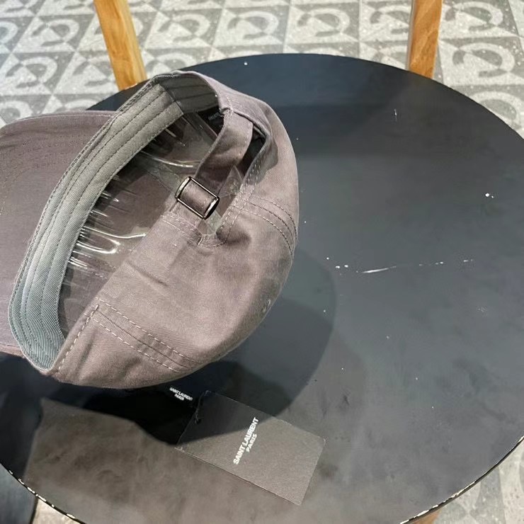  YSL圣罗兰 专柜同款原单 字母烫印棒球帽|韩系风
一款简单休闲风的棒球帽
是牛仔的款式 减龄百搭 适