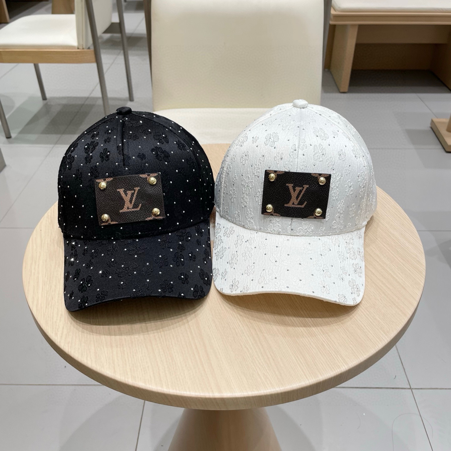  🧢路易威登棒球帽 LouisVuitton😍新款LV棒球帽，重工打造♥️高端大气，百搭款🤗男女通用！跑