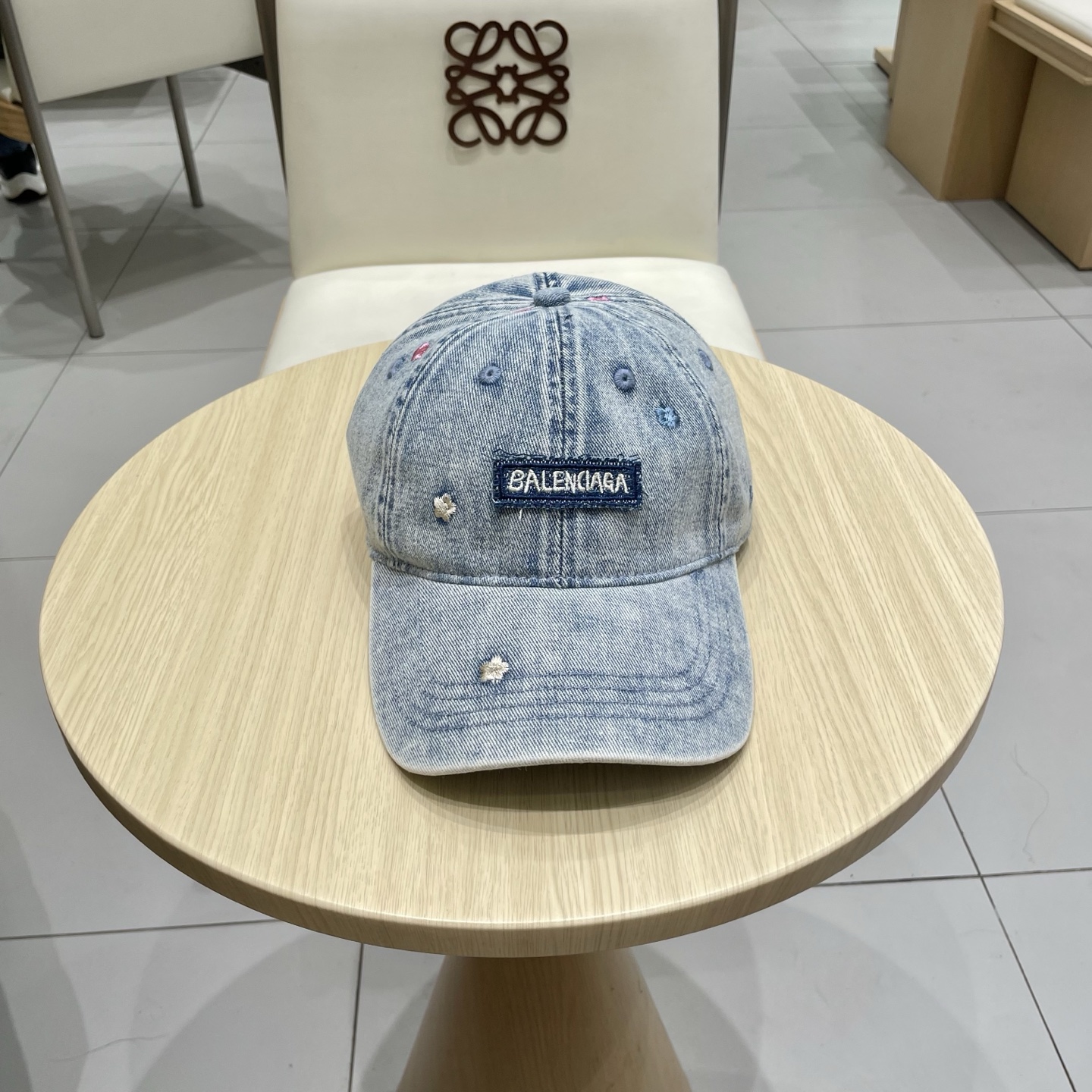  BALENCIAGA巴黎世家新款刺绣logo棒球帽，很酷的色系，男女佩戴都有不同style，第一批抢先
