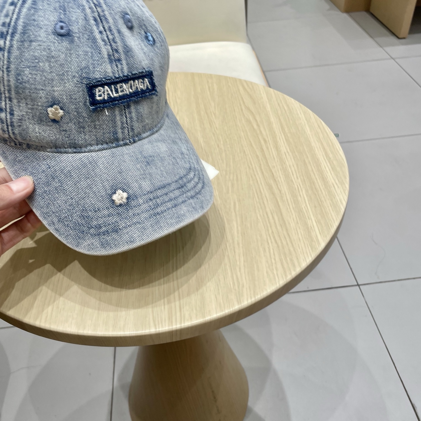  BALENCIAGA巴黎世家新款刺绣logo棒球帽，很酷的色系，男女佩戴都有不同style，第一批抢先