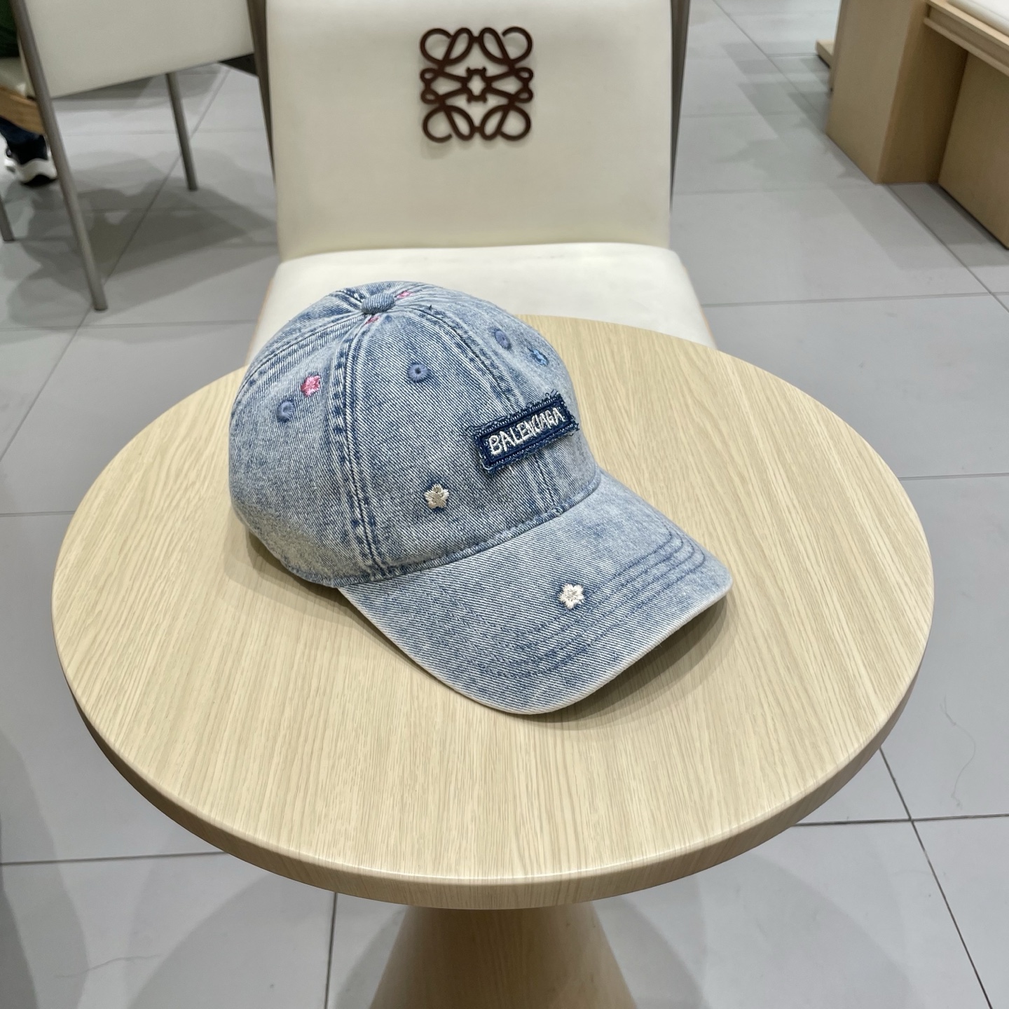  BALENCIAGA巴黎世家新款刺绣logo棒球帽，很酷的色系，男女佩戴都有不同style，第一批抢先