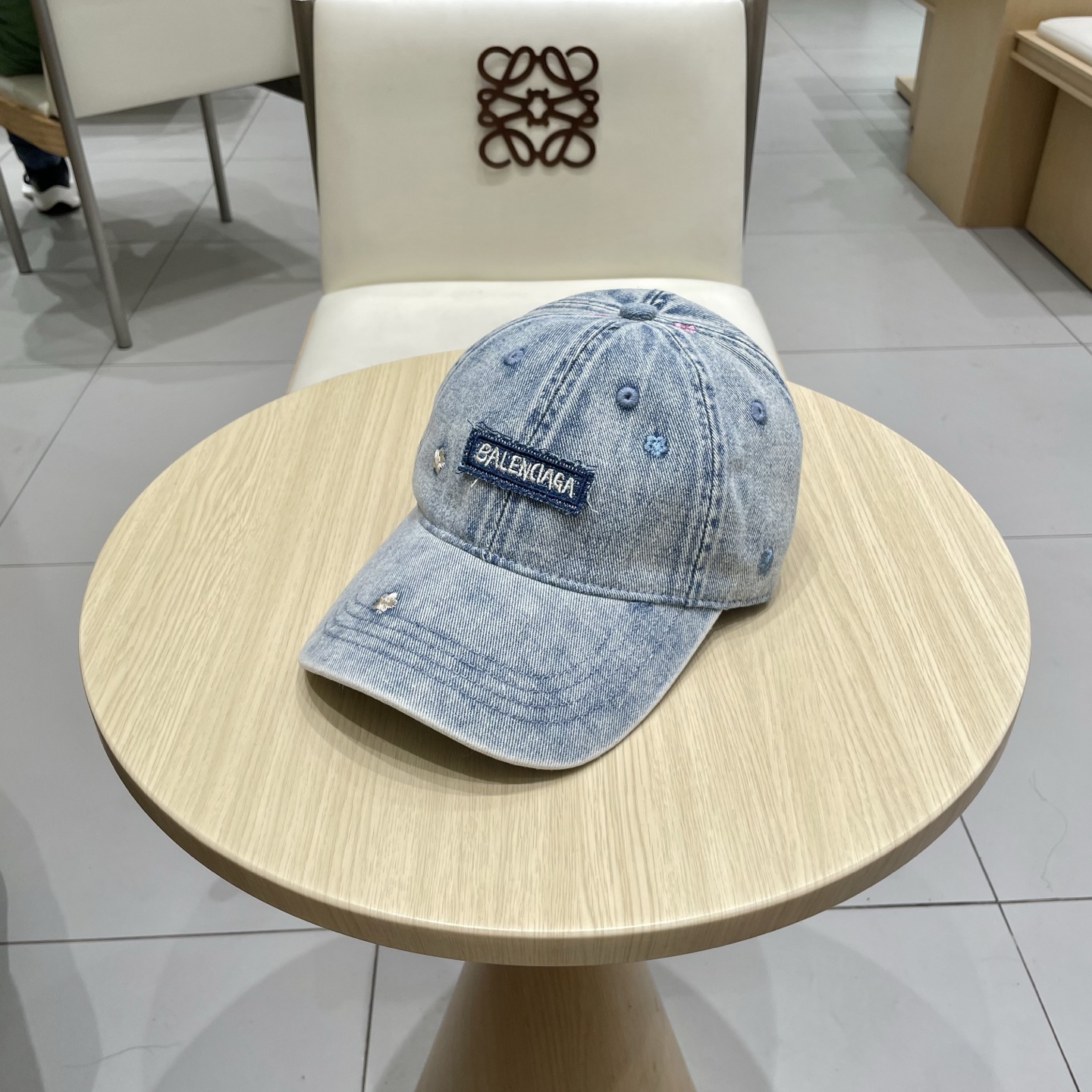  BALENCIAGA巴黎世家新款刺绣logo棒球帽，很酷的色系，男女佩戴都有不同style，第一批抢先