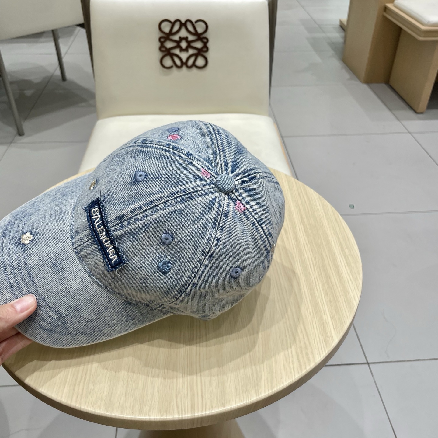  BALENCIAGA巴黎世家新款刺绣logo棒球帽，很酷的色系，男女佩戴都有不同style，第一批抢先