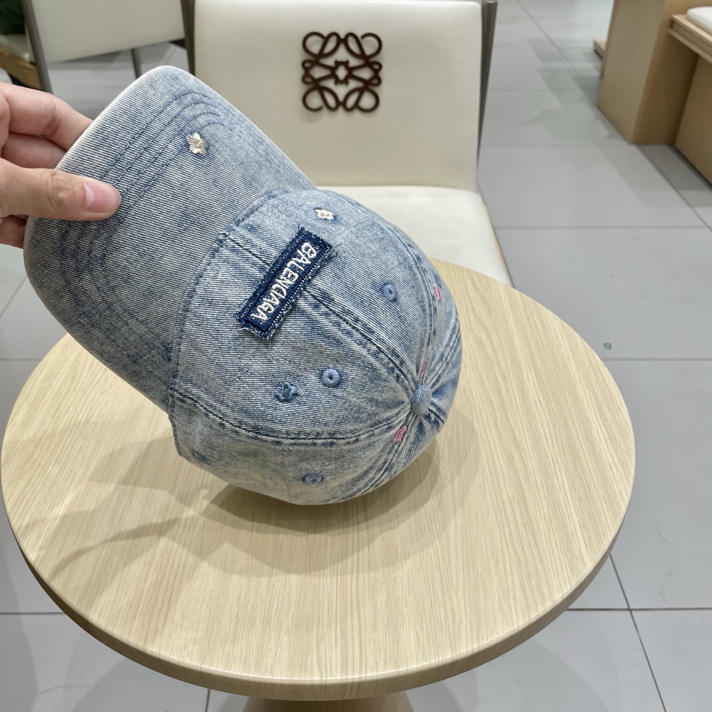  BALENCIAGA巴黎世家新款刺绣logo棒球帽，很酷的色系，男女佩戴都有不同style，第一批抢先