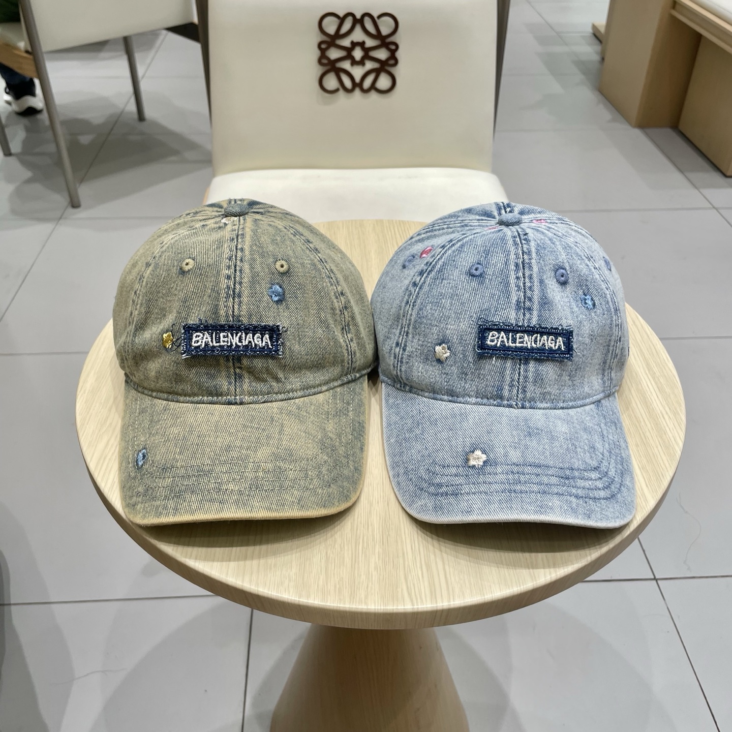  BALENCIAGA巴黎世家新款刺绣logo棒球帽，很酷的色系，男女佩戴都有不同style，第一批抢先