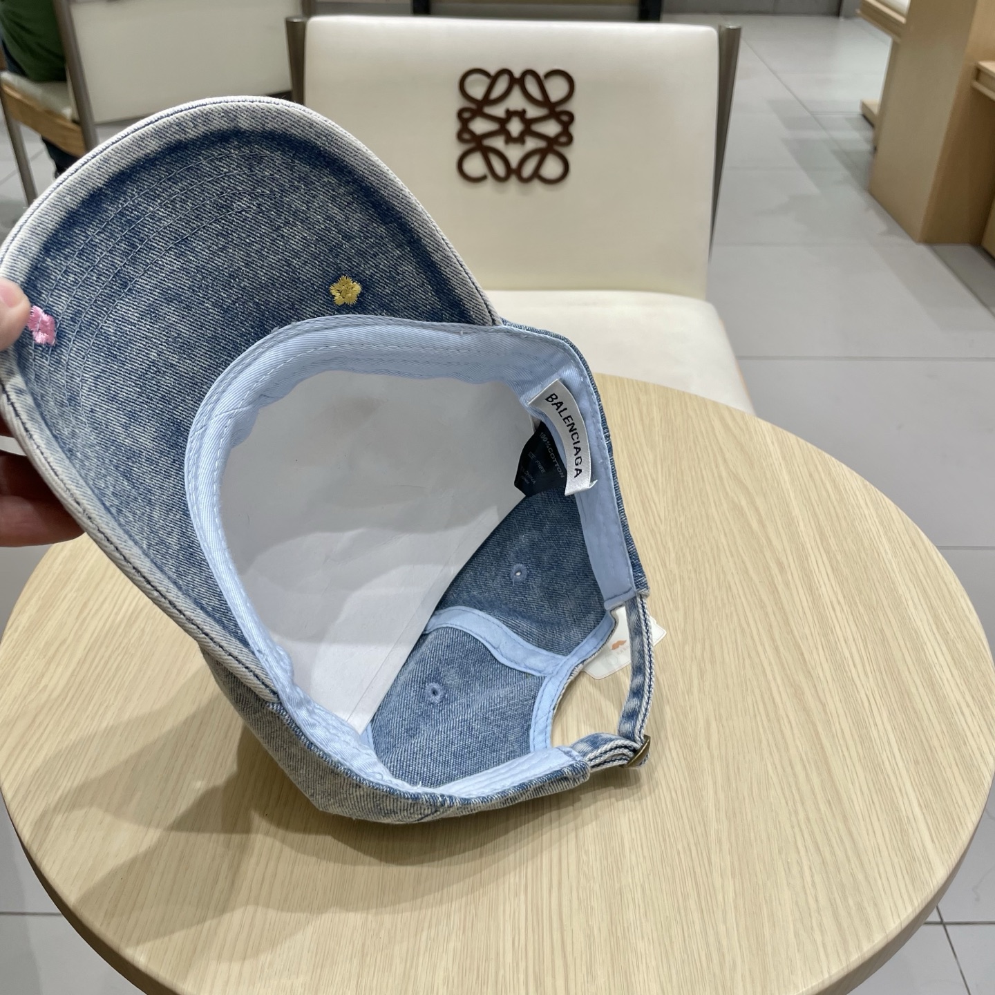  BALENCIAGA巴黎世家新款刺绣logo棒球帽，很酷的色系，男女佩戴都有不同style，第一批抢先