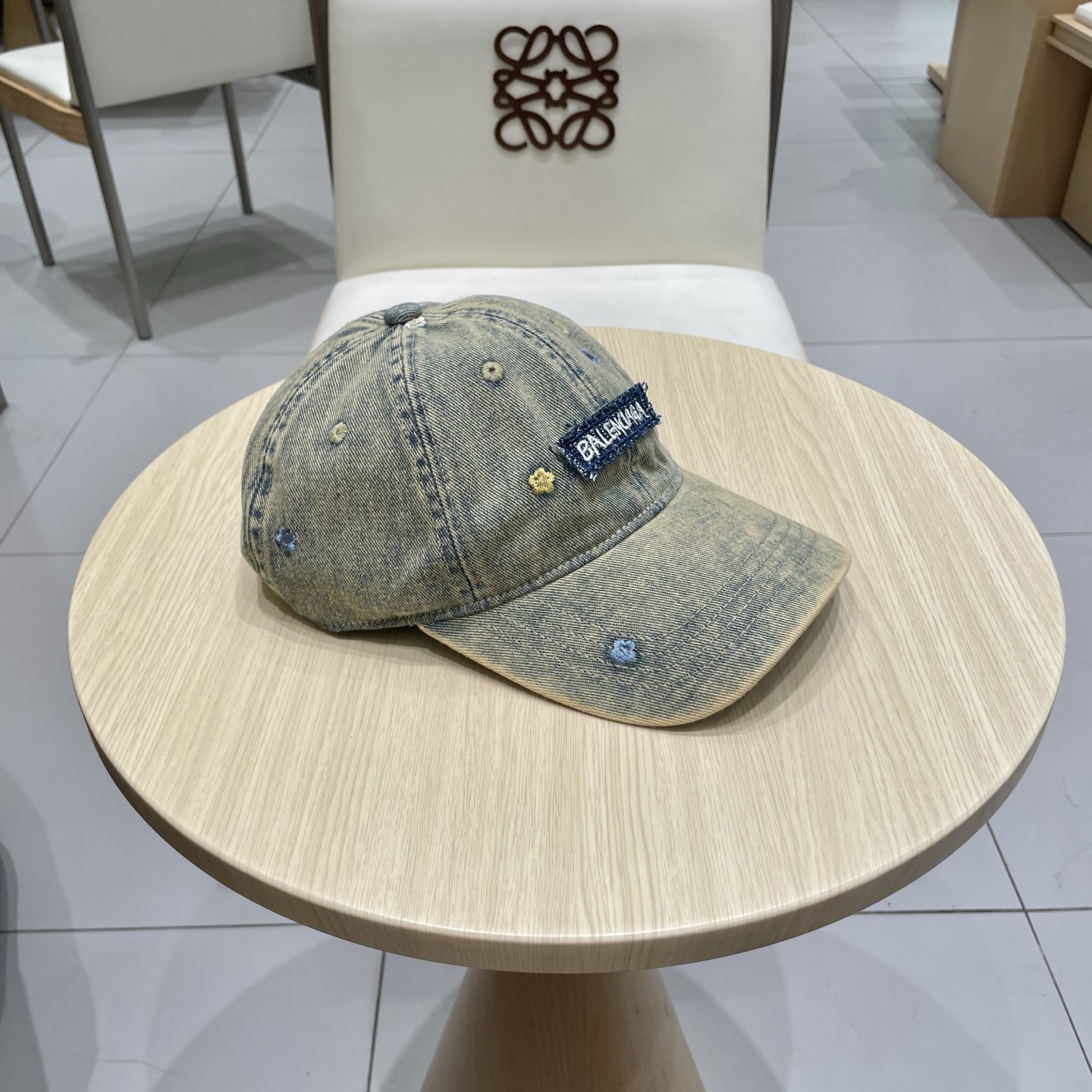  BALENCIAGA巴黎世家新款刺绣logo棒球帽，很酷的色系，男女佩戴都有不同style，第一批抢先
