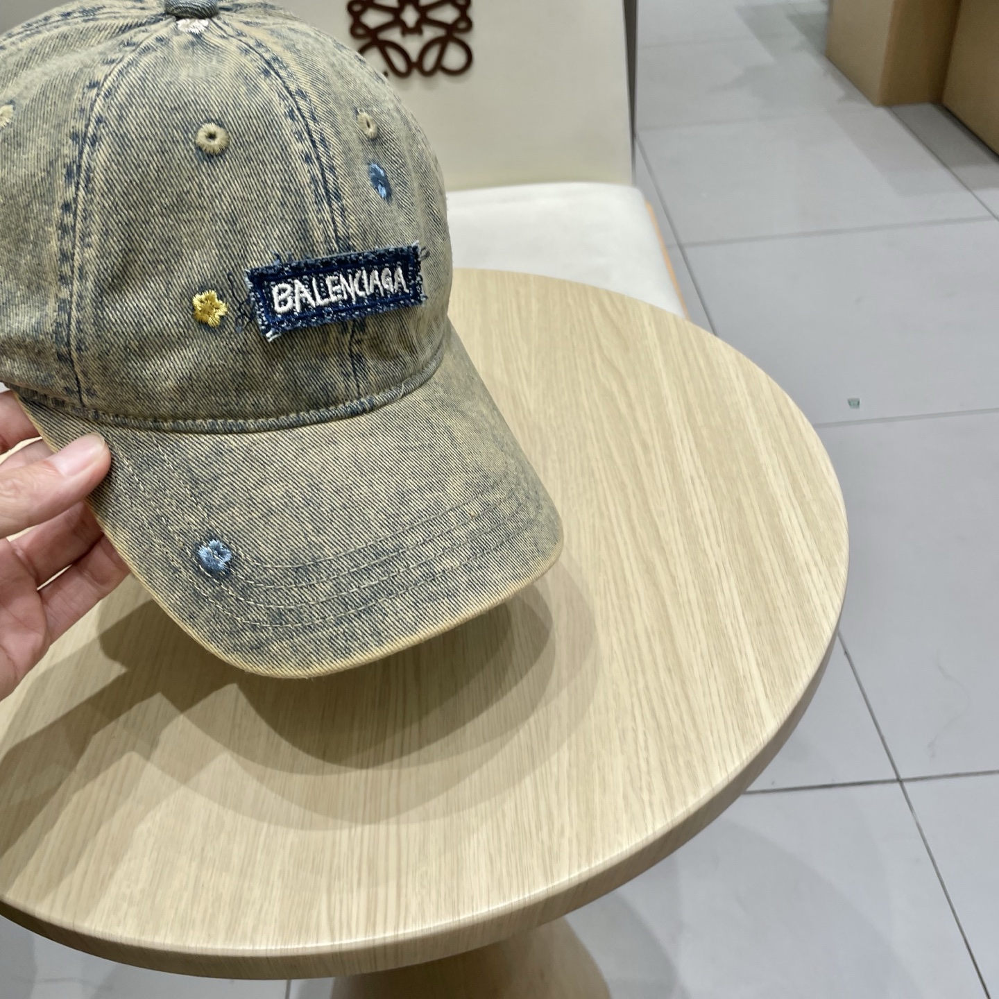  BALENCIAGA巴黎世家新款刺绣logo棒球帽，很酷的色系，男女佩戴都有不同style，第一批抢先