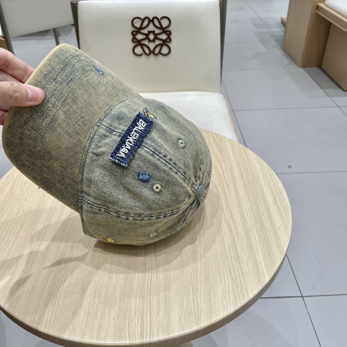  BALENCIAGA巴黎世家新款刺绣logo棒球帽，很酷的色系，男女佩戴都有不同style，第一批抢先