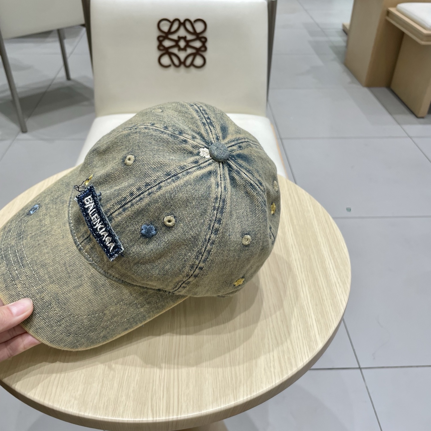  BALENCIAGA巴黎世家新款刺绣logo棒球帽，很酷的色系，男女佩戴都有不同style，第一批抢先