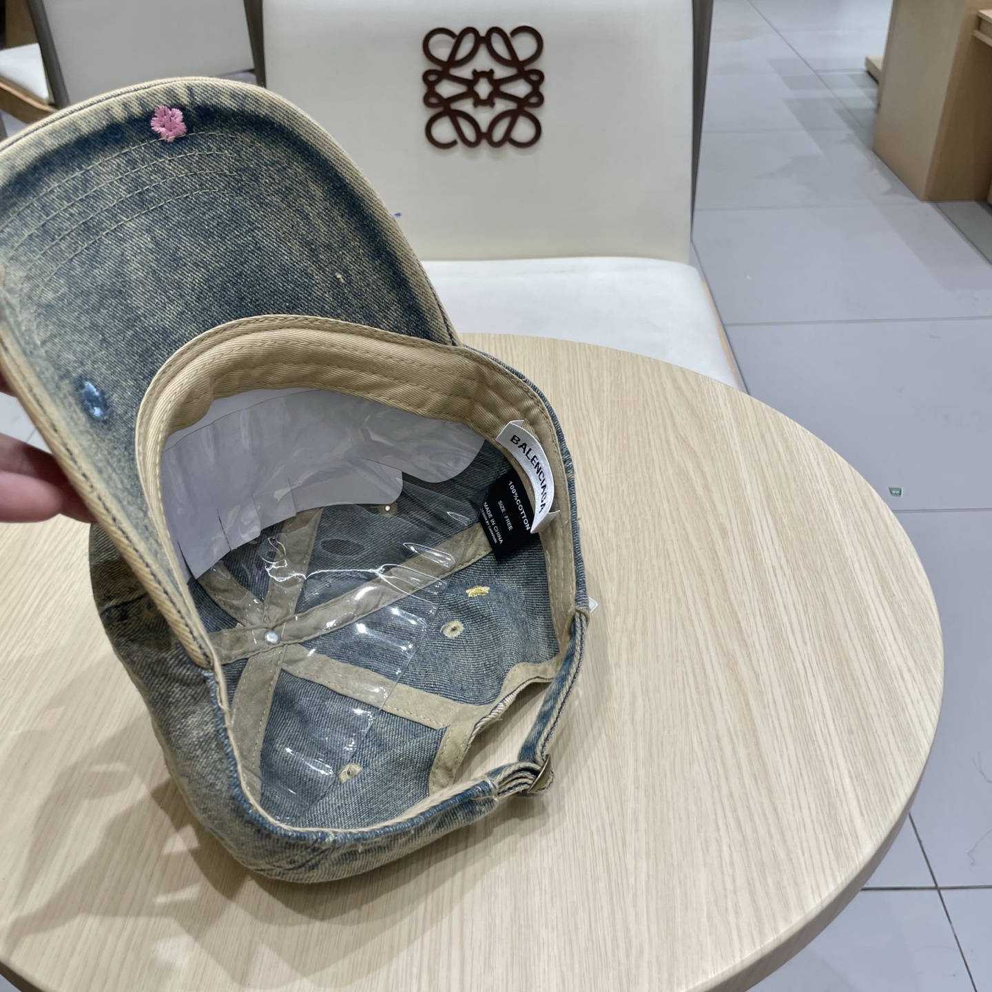  BALENCIAGA巴黎世家新款刺绣logo棒球帽，很酷的色系，男女佩戴都有不同style，第一批抢先