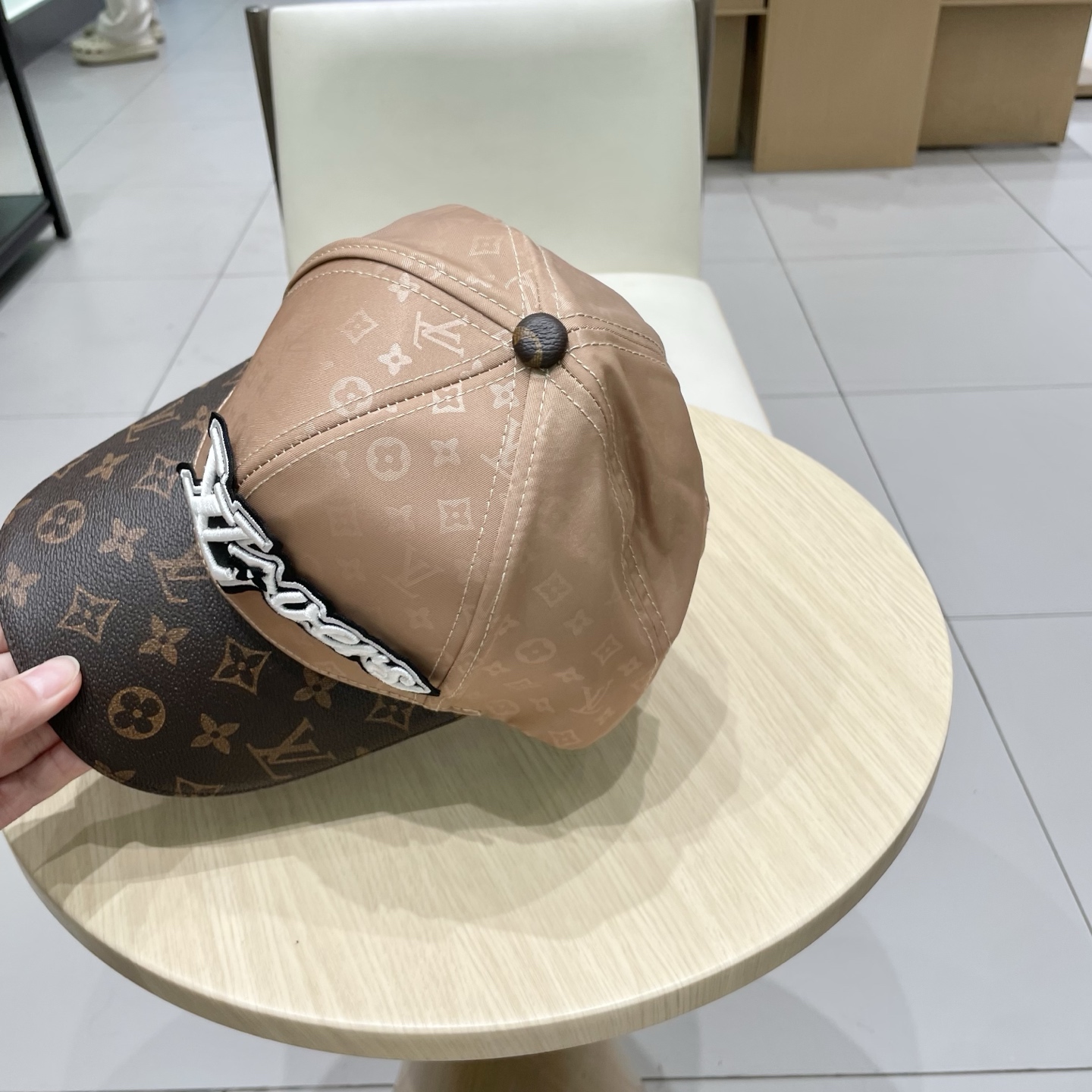  🧢LV路易威登🧢 高版出货，刺绣字母棒球帽，非常经典的经典，流行的复古美，四季可用，出门必备，非常显脸