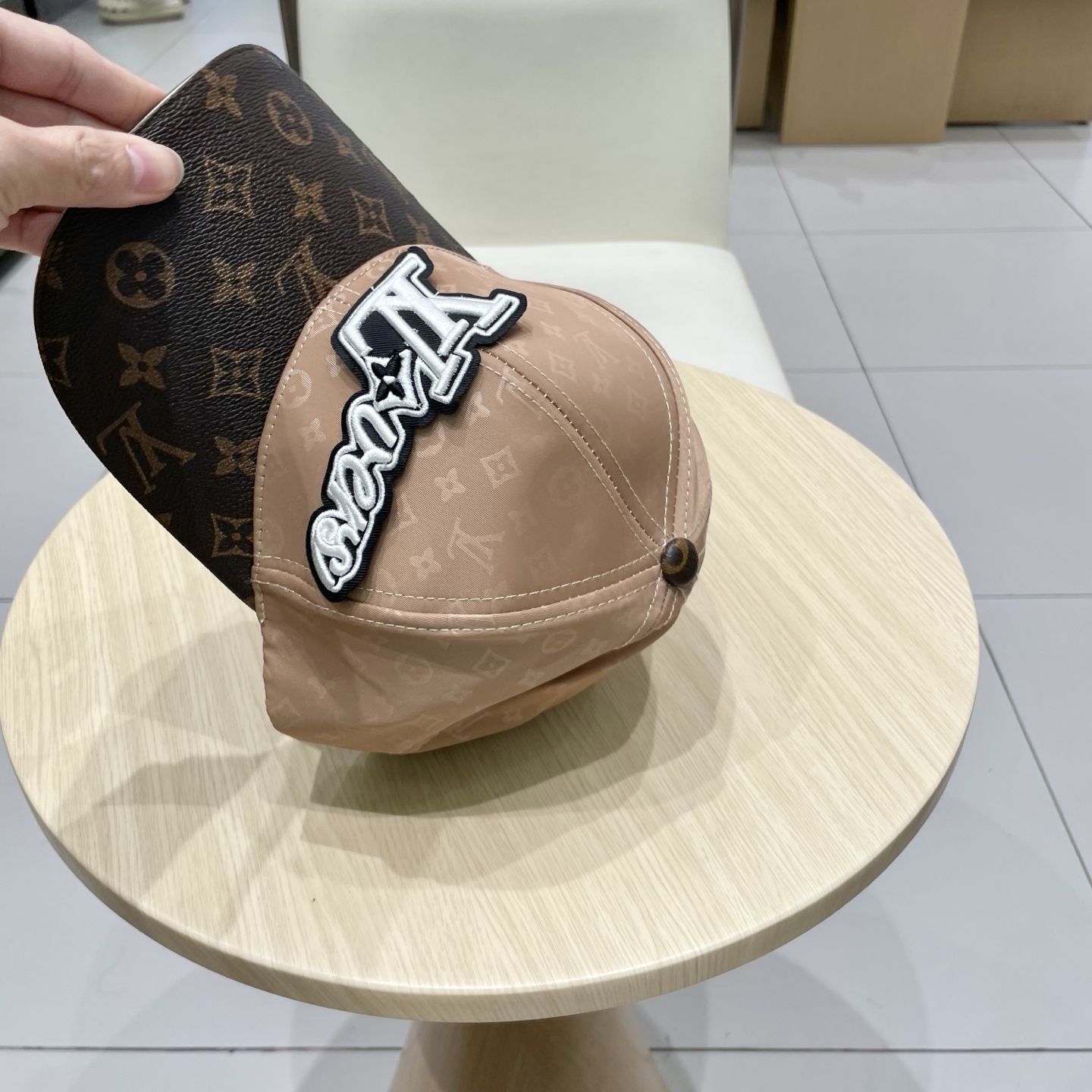  🧢LV路易威登🧢 高版出货，刺绣字母棒球帽，非常经典的经典，流行的复古美，四季可用，出门必备，非常显脸