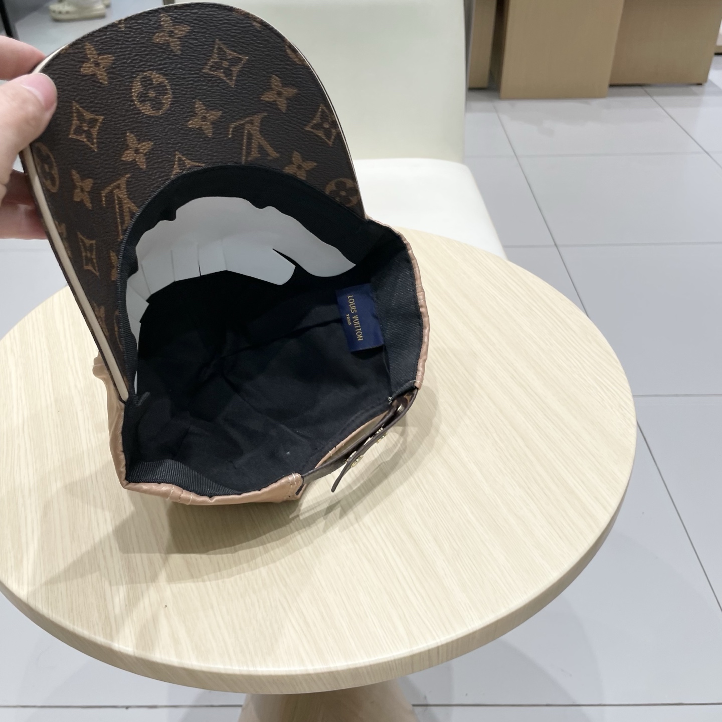  🧢LV路易威登🧢 高版出货，刺绣字母棒球帽，非常经典的经典，流行的复古美，四季可用，出门必备，非常显脸