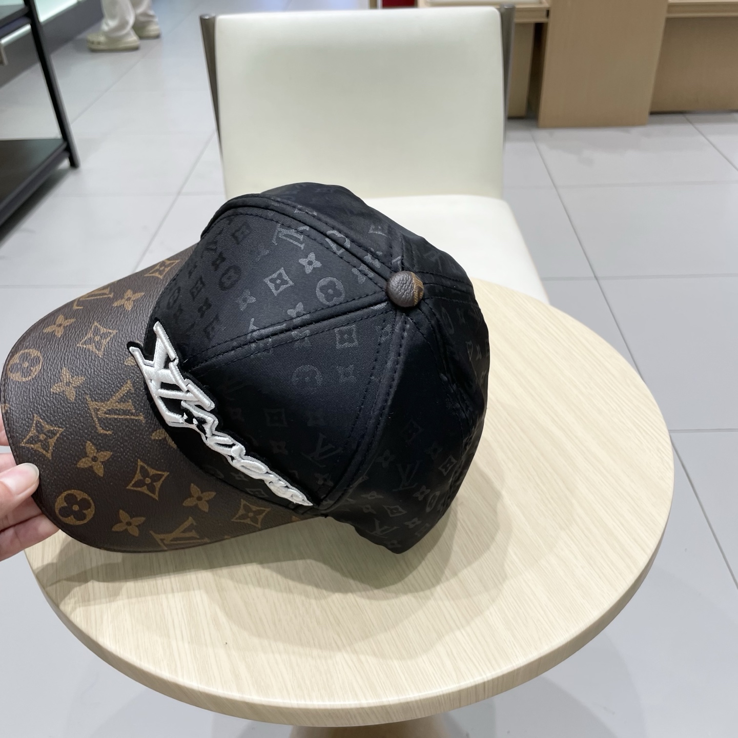  🧢LV路易威登🧢 高版出货，刺绣字母棒球帽，非常经典的经典，流行的复古美，四季可用，出门必备，非常显脸