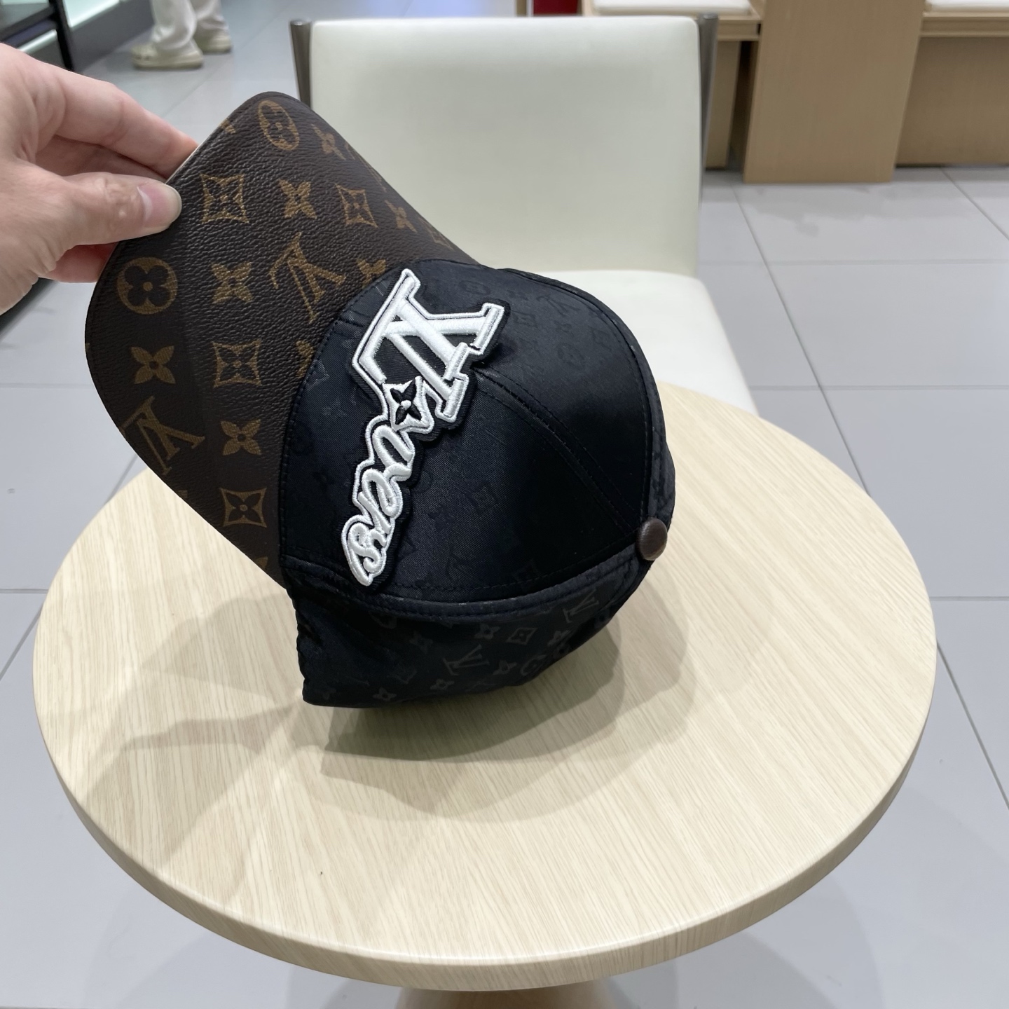  🧢LV路易威登🧢 高版出货，刺绣字母棒球帽，非常经典的经典，流行的复古美，四季可用，出门必备，非常显脸