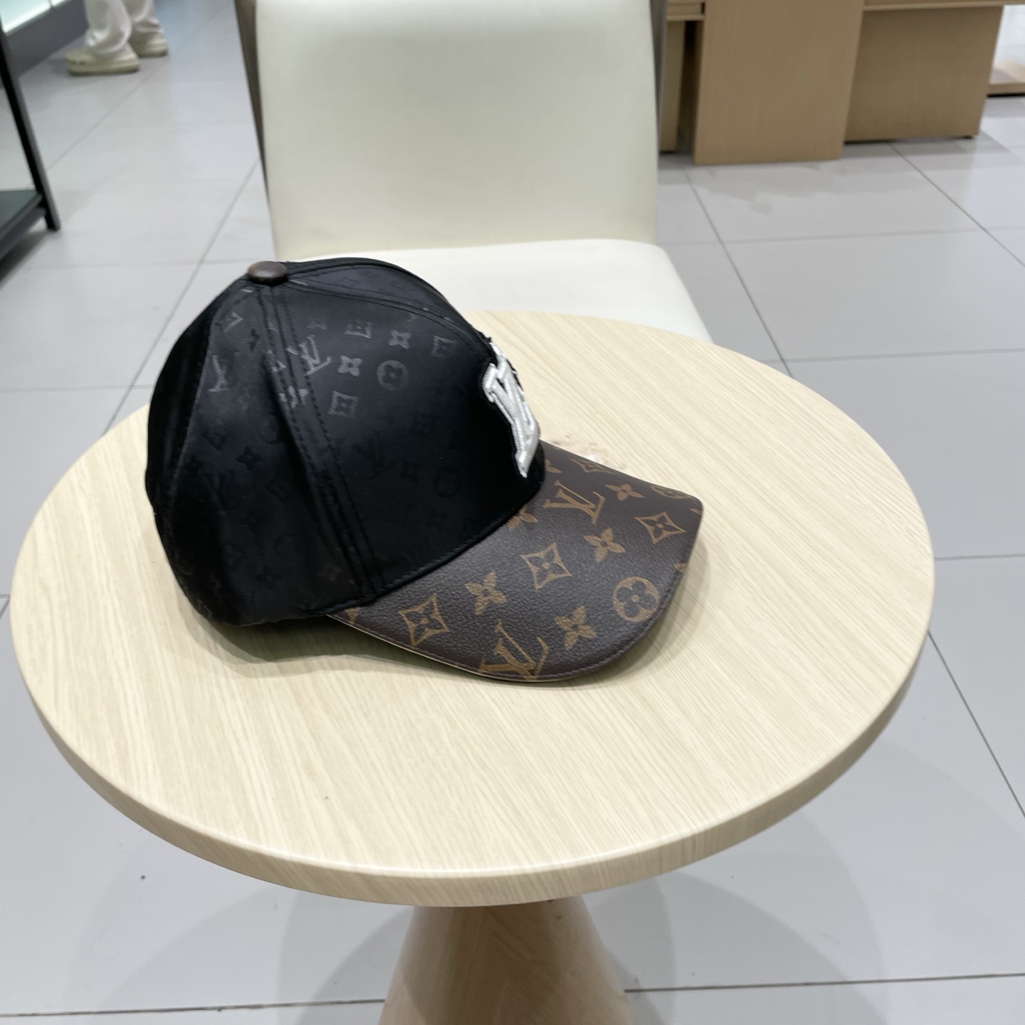  🧢LV路易威登🧢 高版出货，刺绣字母棒球帽，非常经典的经典，流行的复古美，四季可用，出门必备，非常显脸