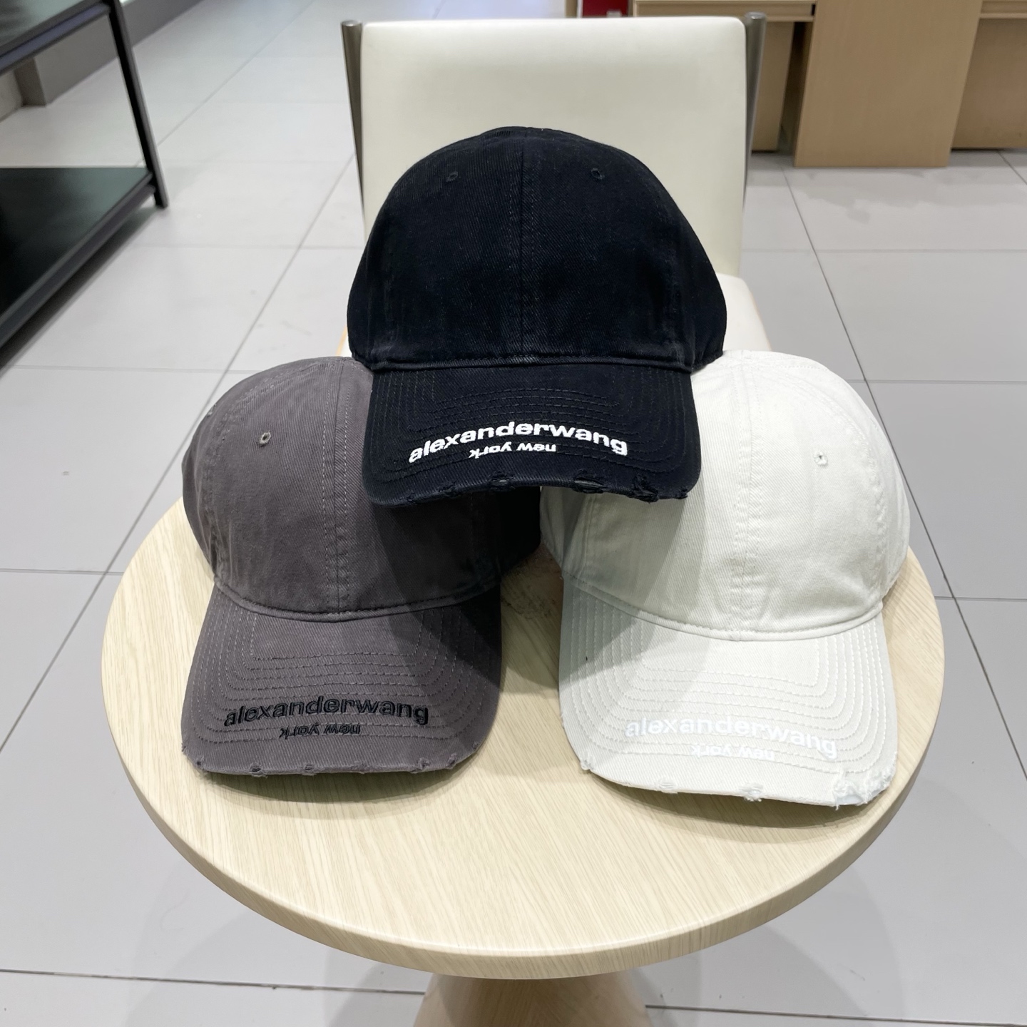  大王wang新款刺绣logo棒球帽，很酷的色系，男女佩戴都有不同style，第一批抢先出货！巴黎粉必入