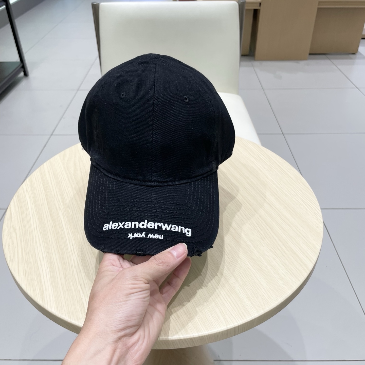  大王wang新款刺绣logo棒球帽，很酷的色系，男女佩戴都有不同style，第一批抢先出货！巴黎粉必入