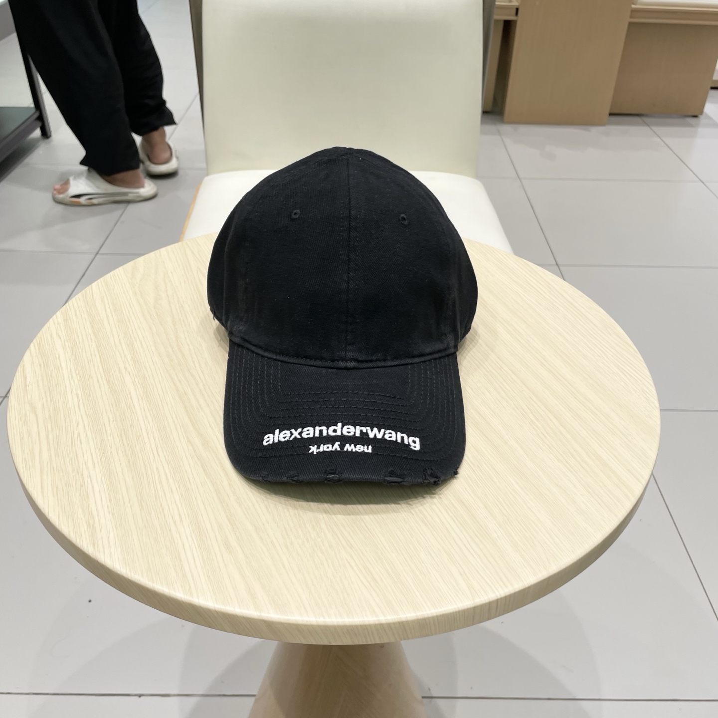  大王wang新款刺绣logo棒球帽，很酷的色系，男女佩戴都有不同style，第一批抢先出货！巴黎粉必入