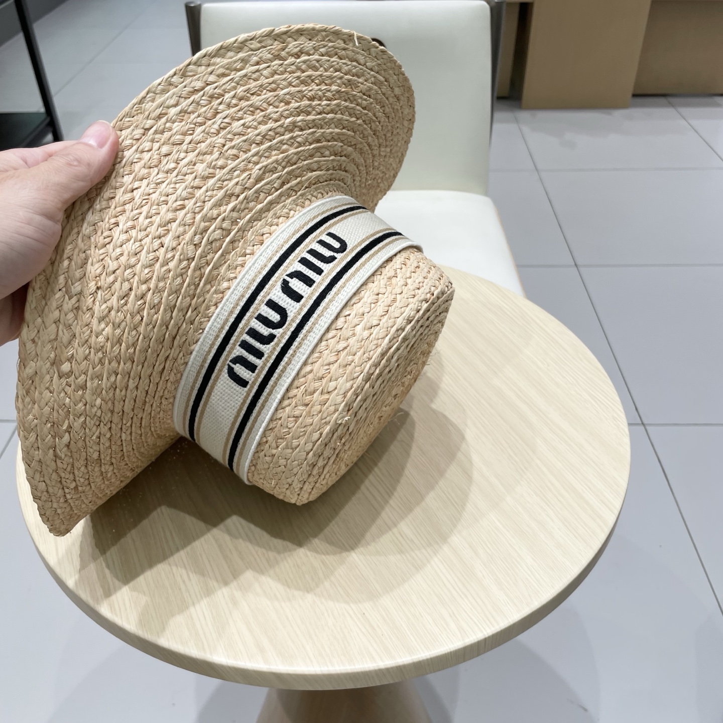  缪缪miumiu拉菲草平顶帽有点美