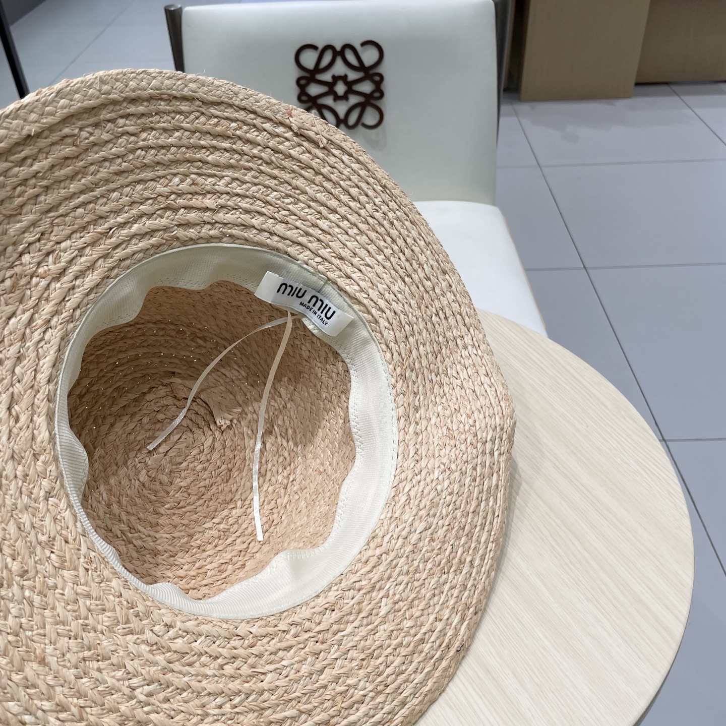  缪缪miumiu拉菲草平顶帽有点美