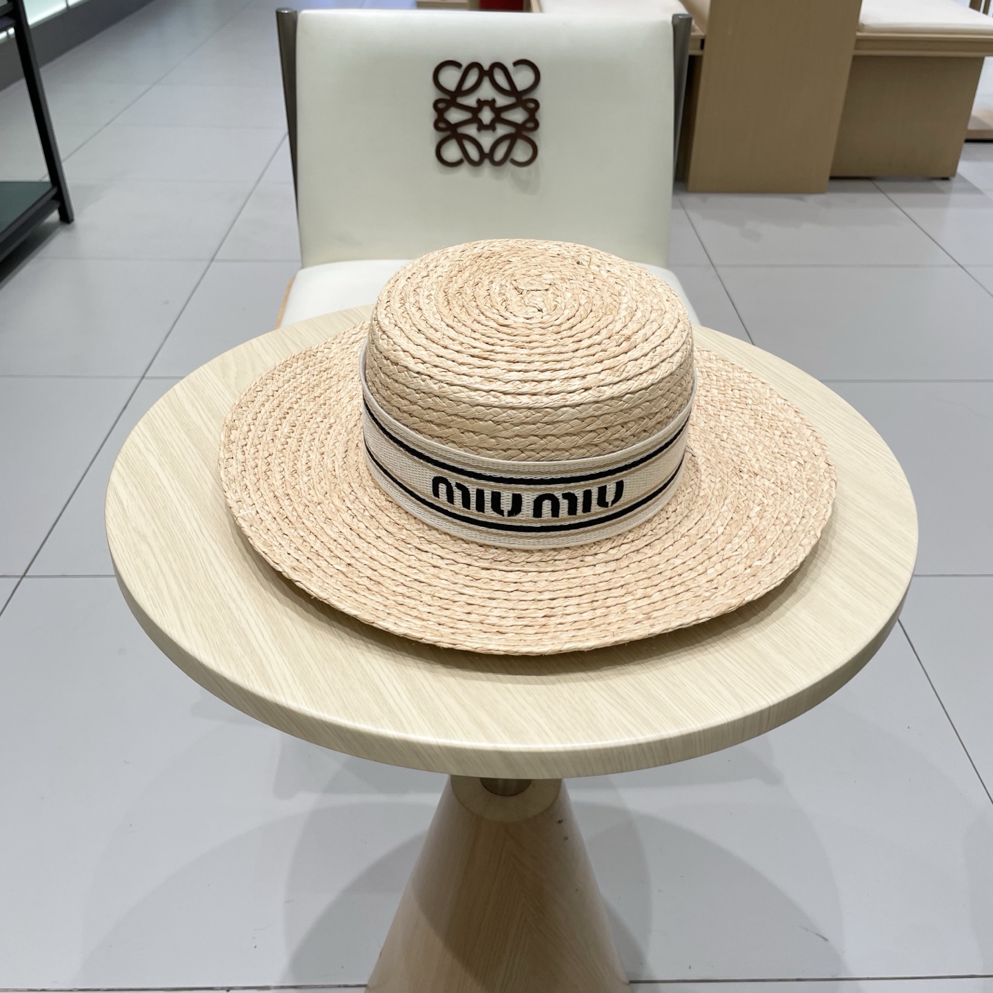  缪缪miumiu拉菲草平顶帽有点美