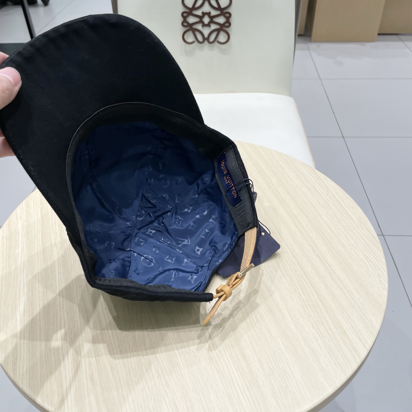 LV路易威登官网同步高版本 新款压花牛仔棒球帽🧢
火爆技术升级，洗水牛仔风街头风十足
更符合现在时尚小哥